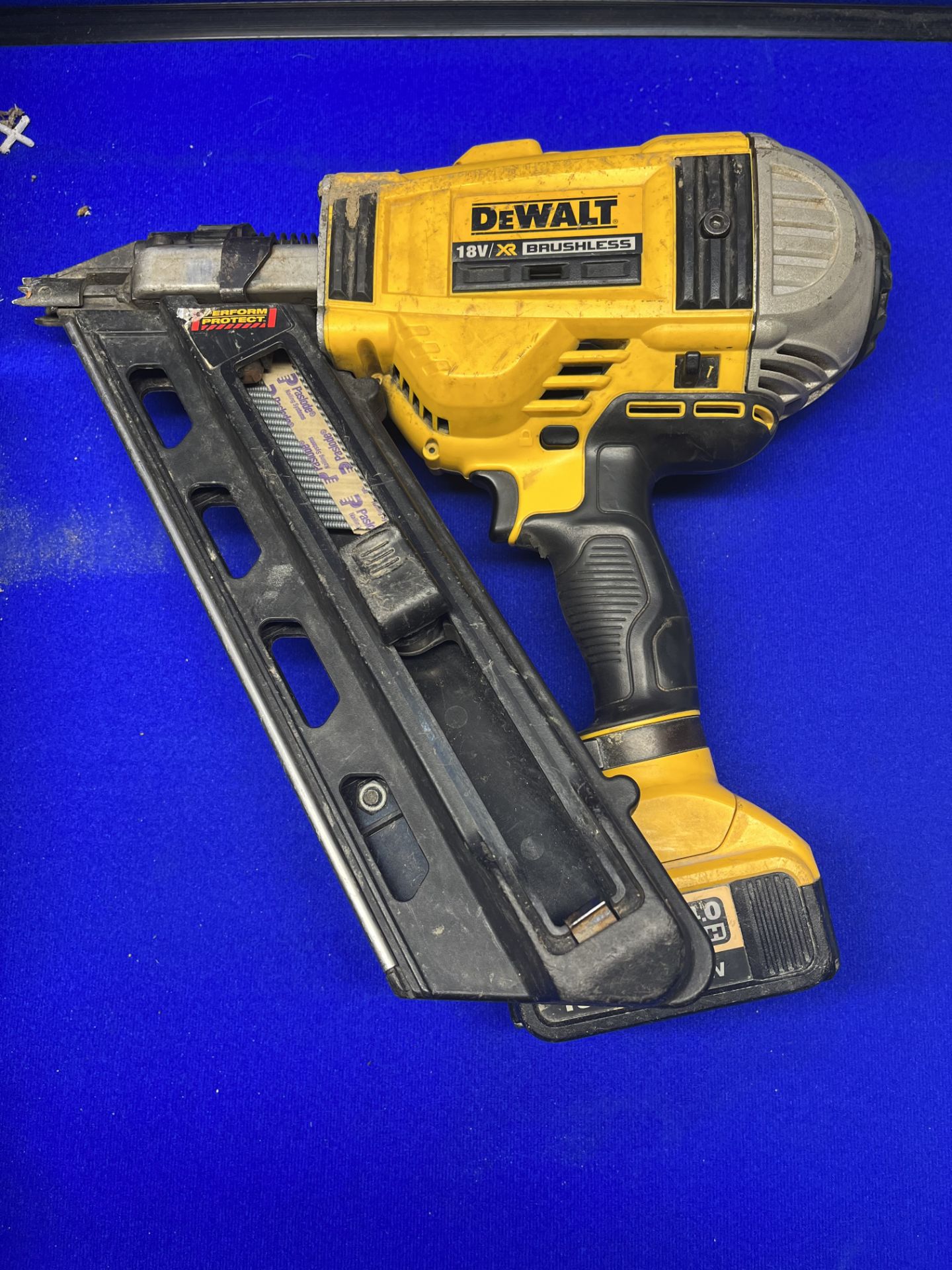 Dewalt DCN690M2 Nail Gun