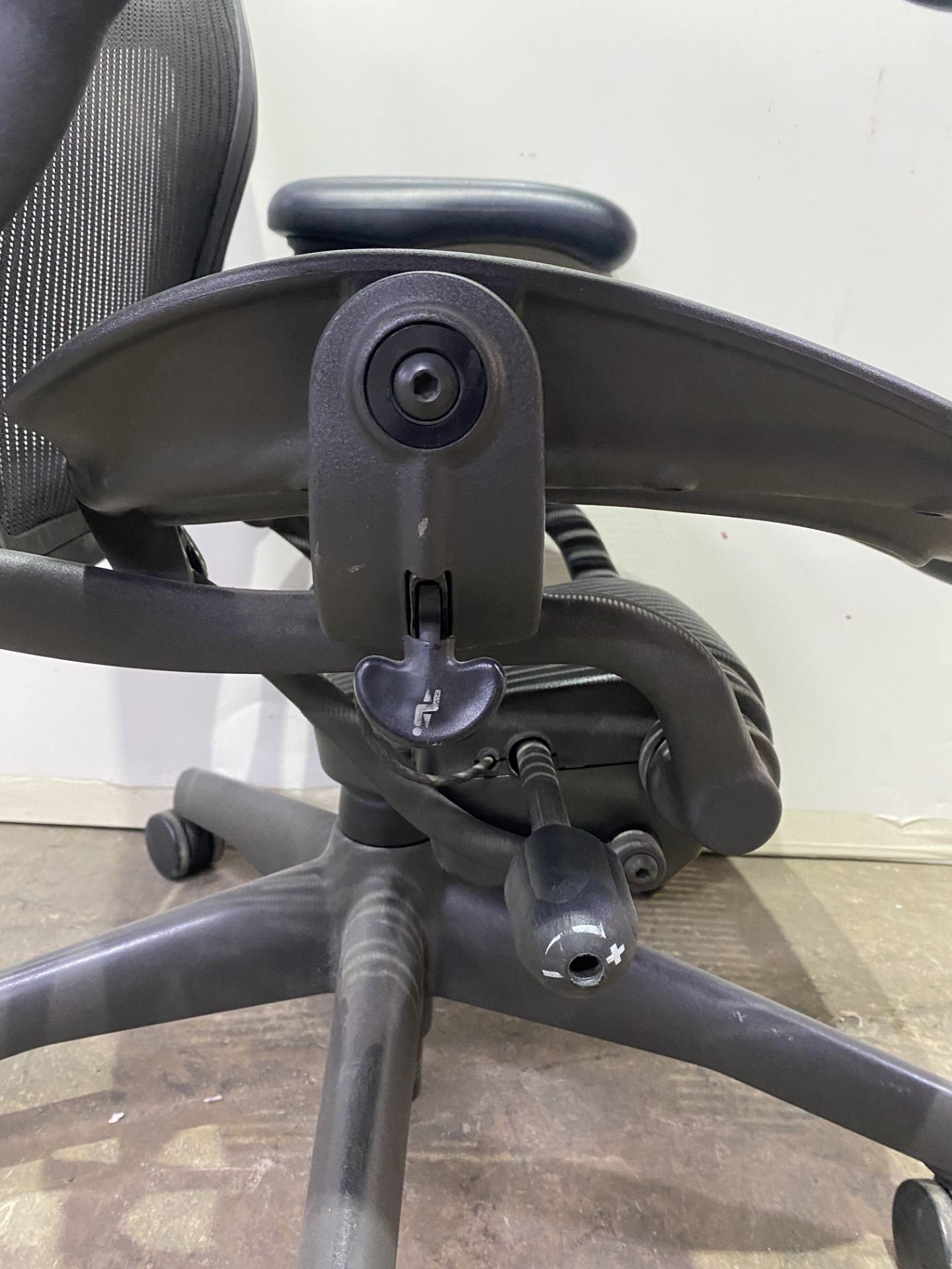 Herman Miller Executive Office Chair - In Black - Image 6 of 14