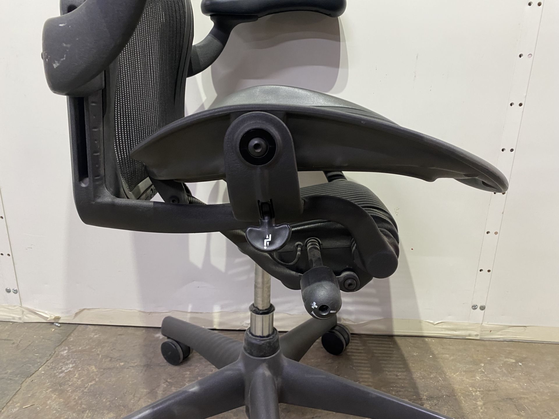 Herman Miller Executive Office Chair - In Black - Image 6 of 17