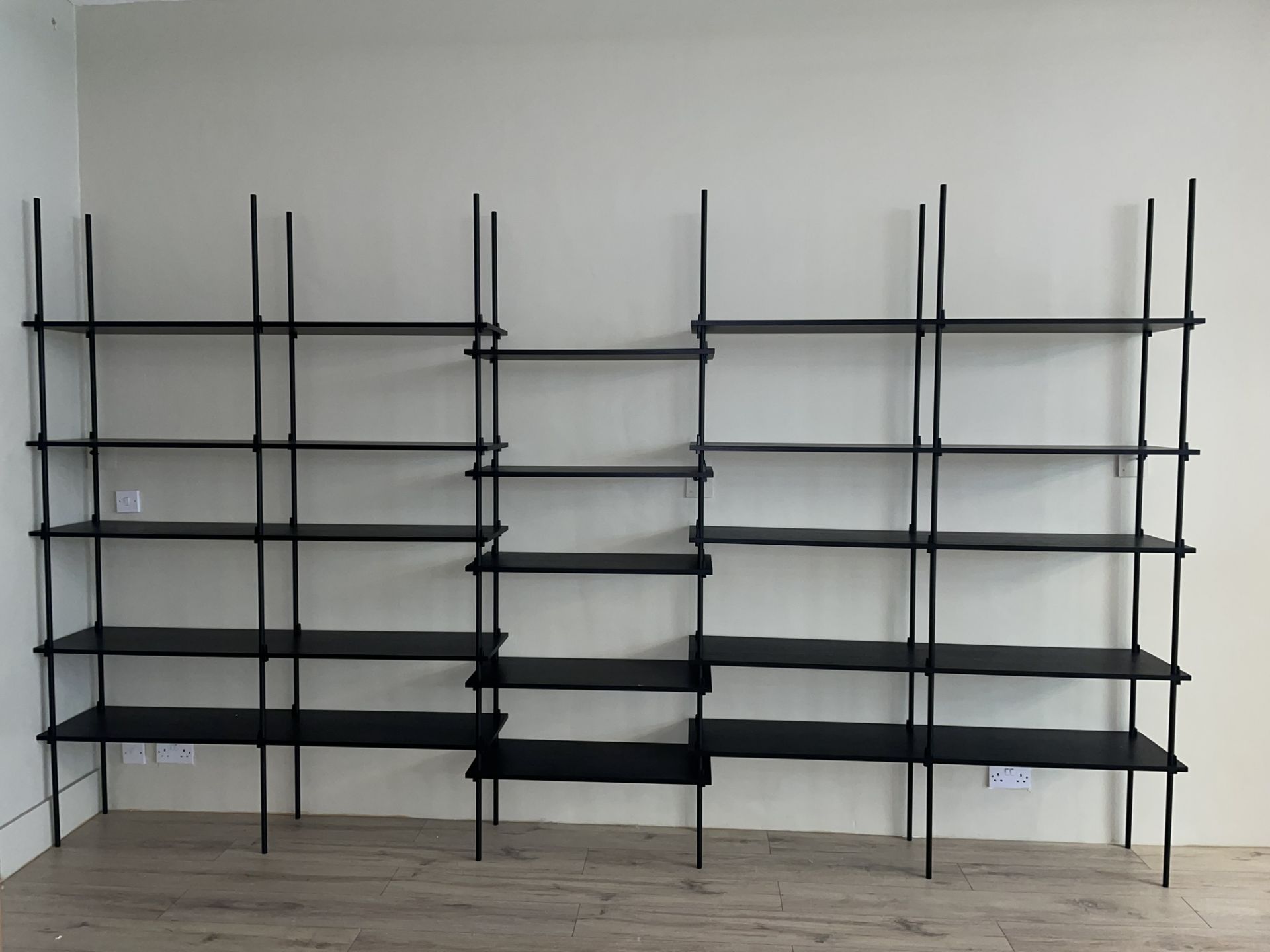 2 x 25 Tier Adjustable Shelving Units in Brown & Black | Dismantled for transit | CONTENTS NOT INCLU - Image 3 of 11