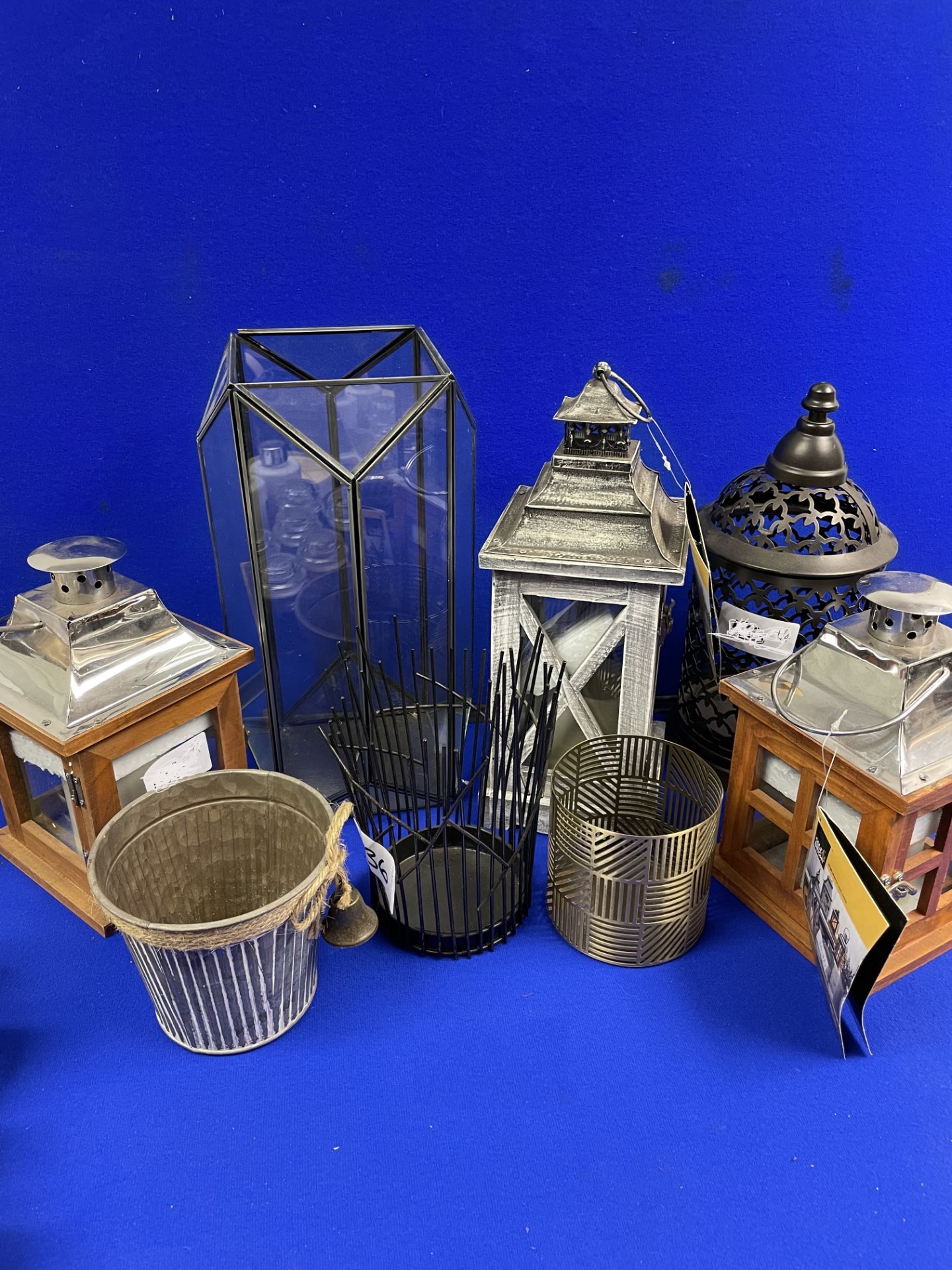 18 x Indoor and Outdoor Ornaments/Lanterns | See further details - Image 4 of 10