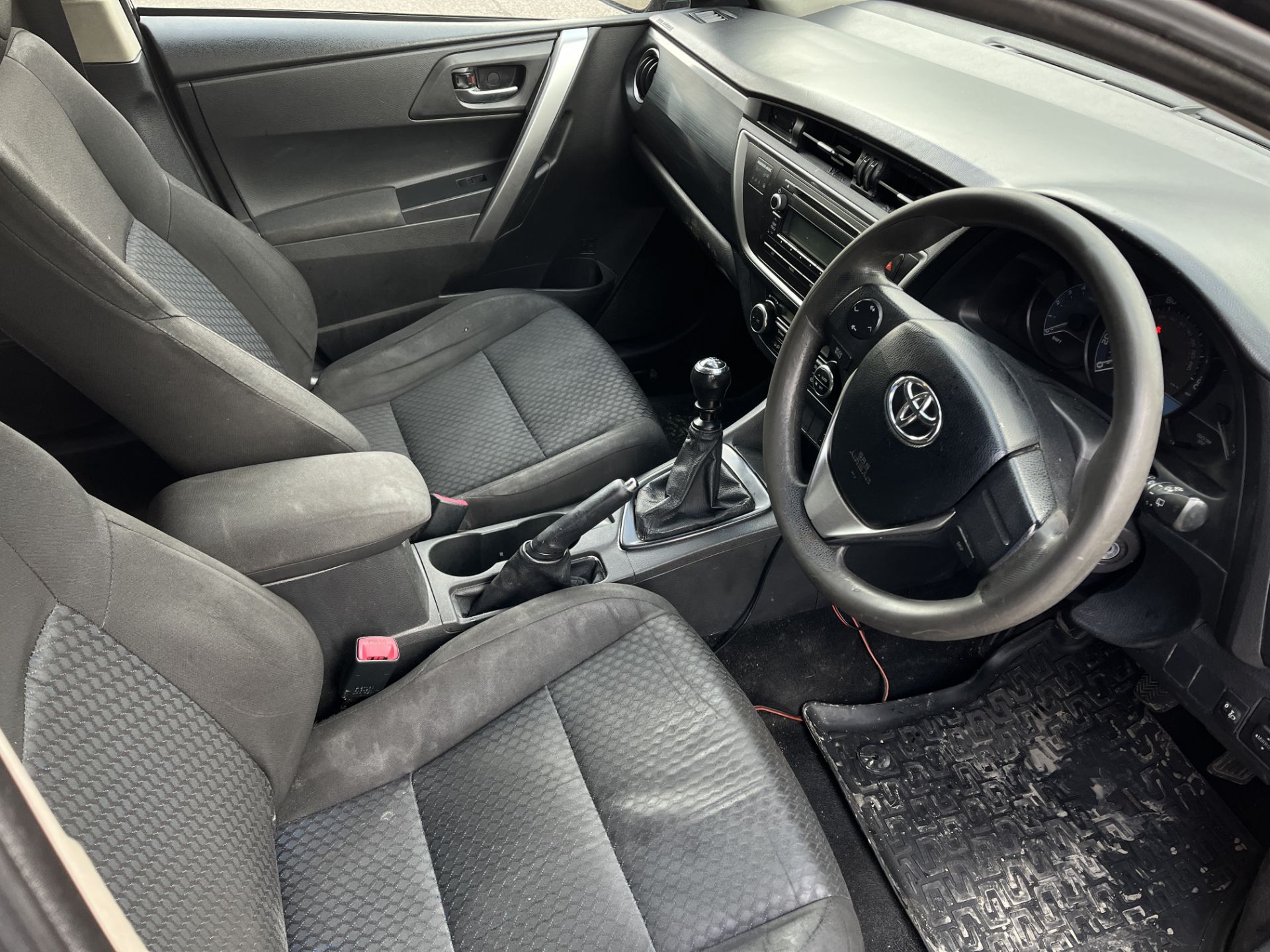 Toyota Auris Active D4-D Diesel Estate | MM63 XTW | 98,684 Miles - Image 9 of 12