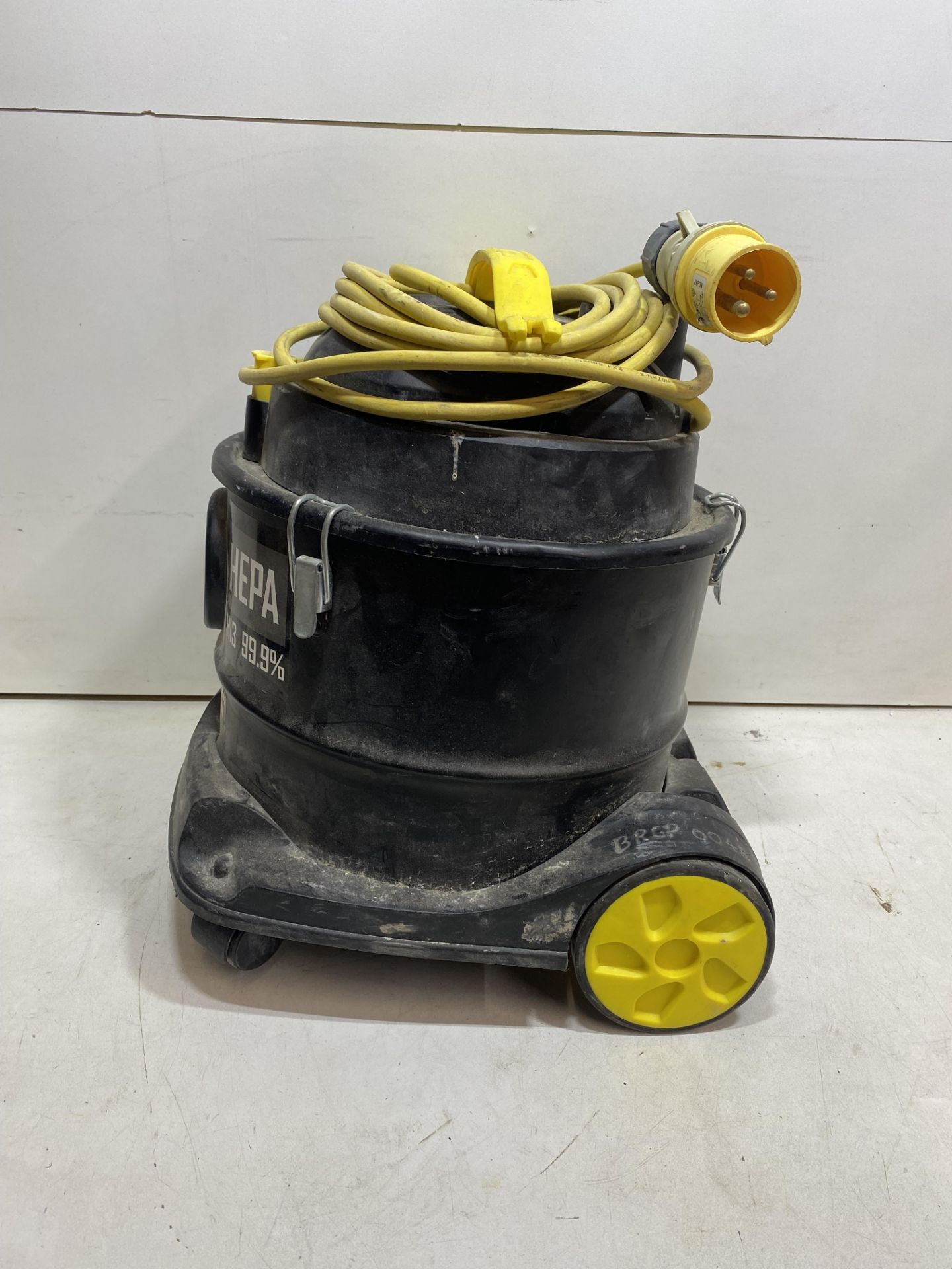 V-TUF VTM1110 240v M-Class Mini Dust Extractor *Missing Wheel* - Image 4 of 7