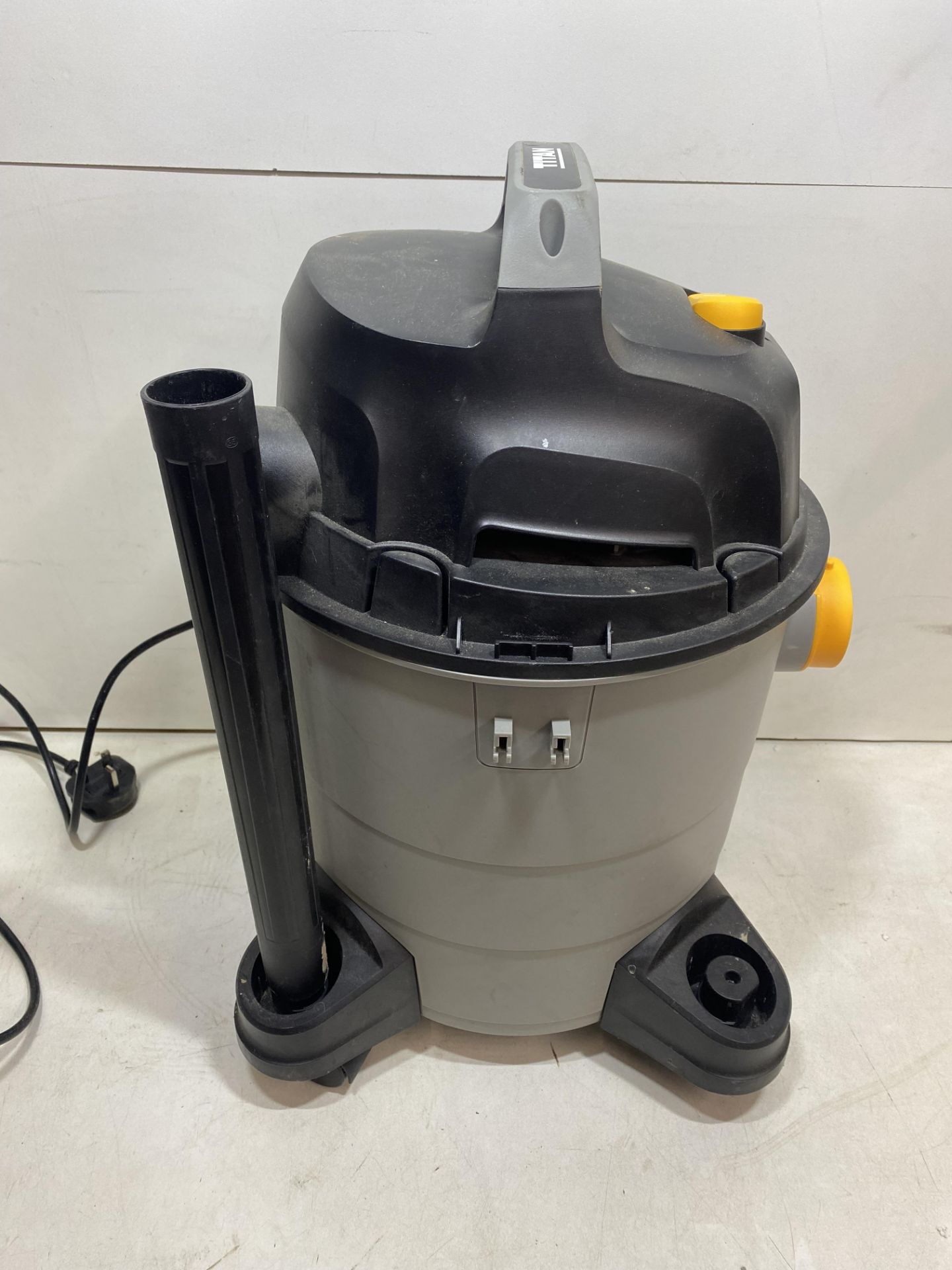 Titan TTB774VAC 1300w 16Ltr Wet & Dry Vacuum 220 - 240v *Missing Hose* - Image 3 of 7