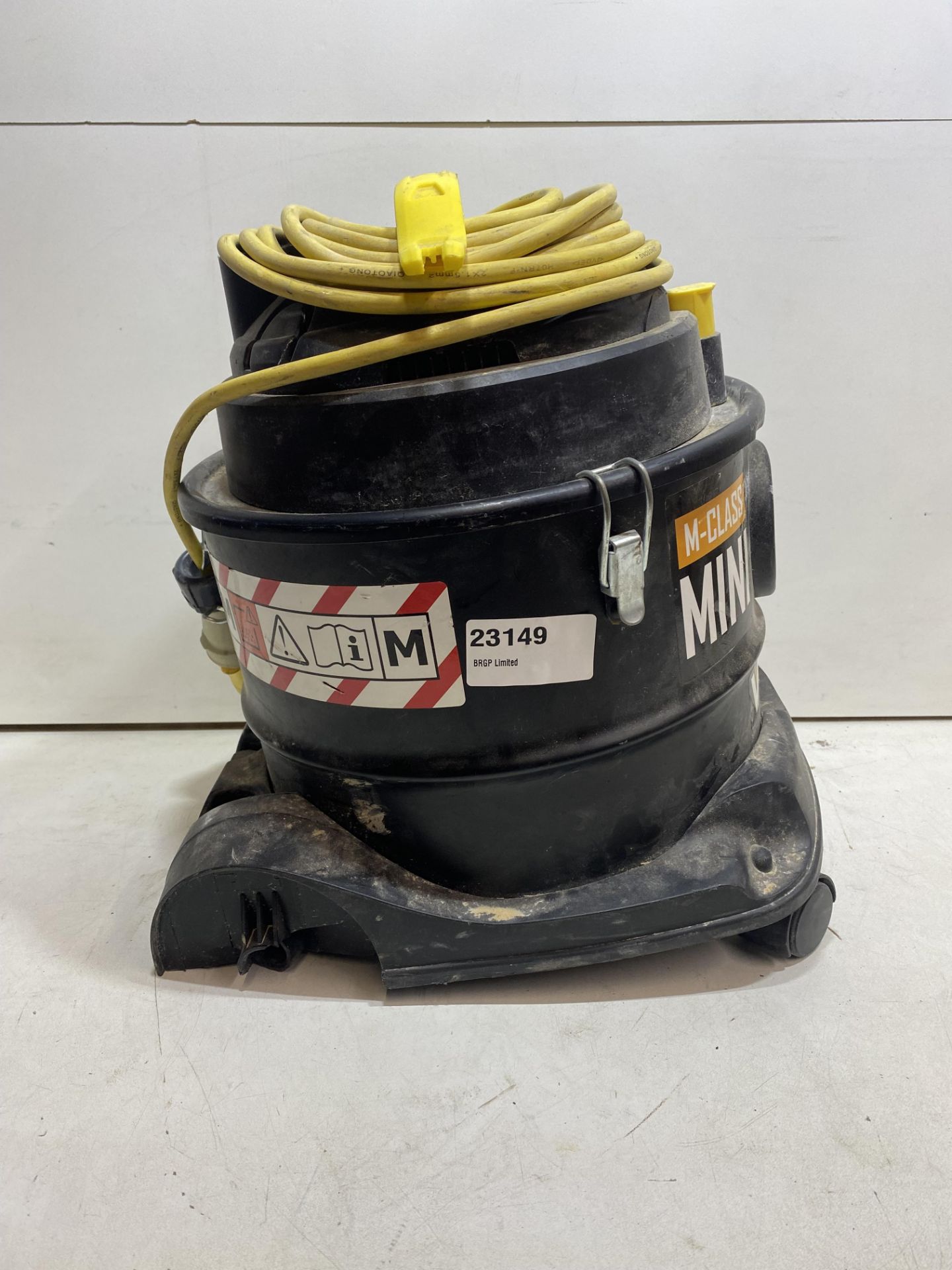 V-TUF VTM1110 240v M-Class Mini Dust Extractor *Missing Wheel* - Image 3 of 7