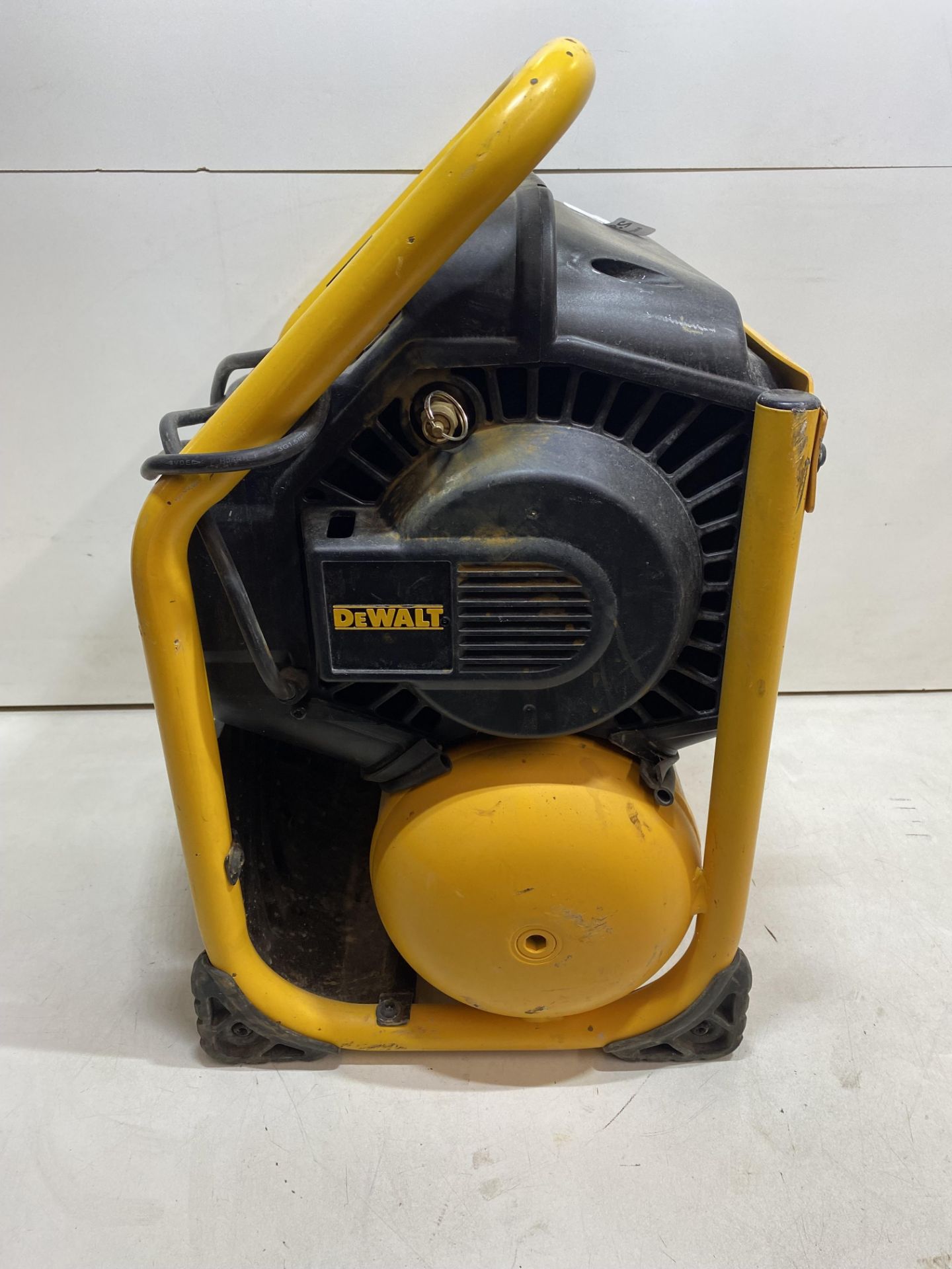 DeWalt DPC10QTC Mid Pressure Super Quiet Compressor 1100w, 240v - Image 2 of 7