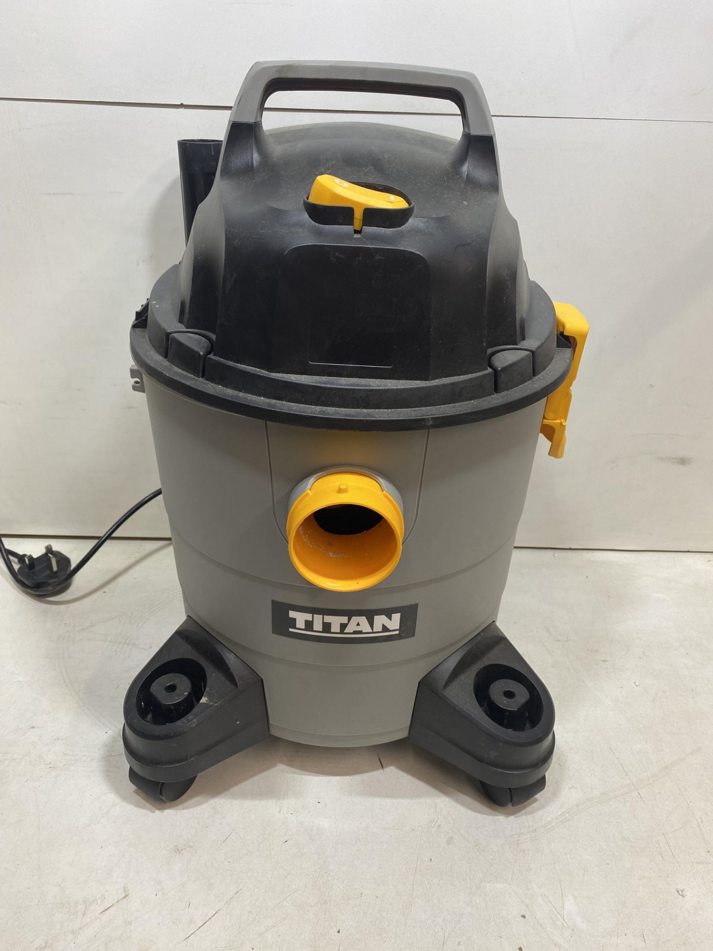 Titan TTB774VAC 1300w 16Ltr Wet & Dry Vacuum 220 - 240v *Missing Hose*