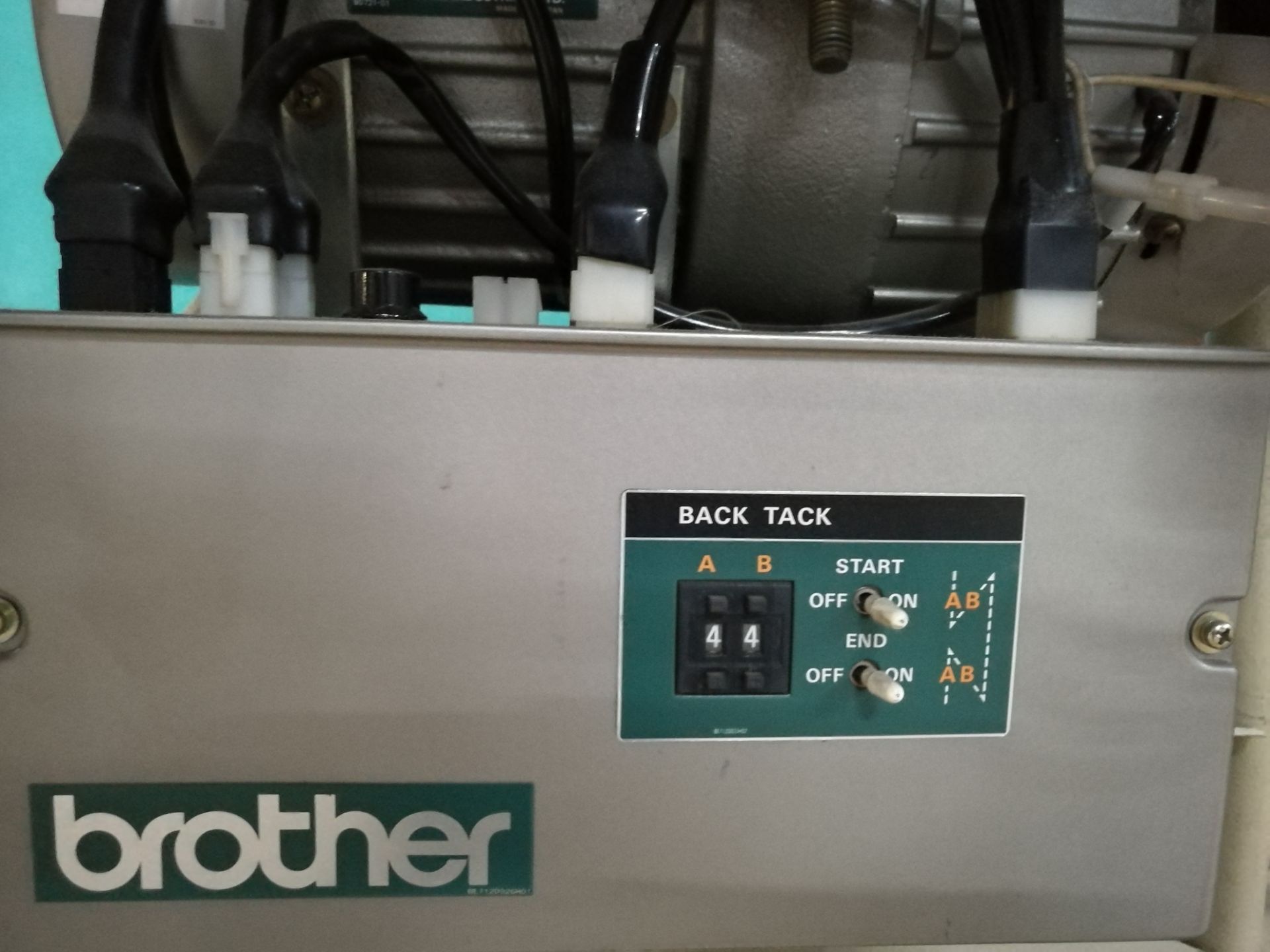 Brother DB2-B716-403AB Industrial Sewing Machine - Bild 4 aus 6