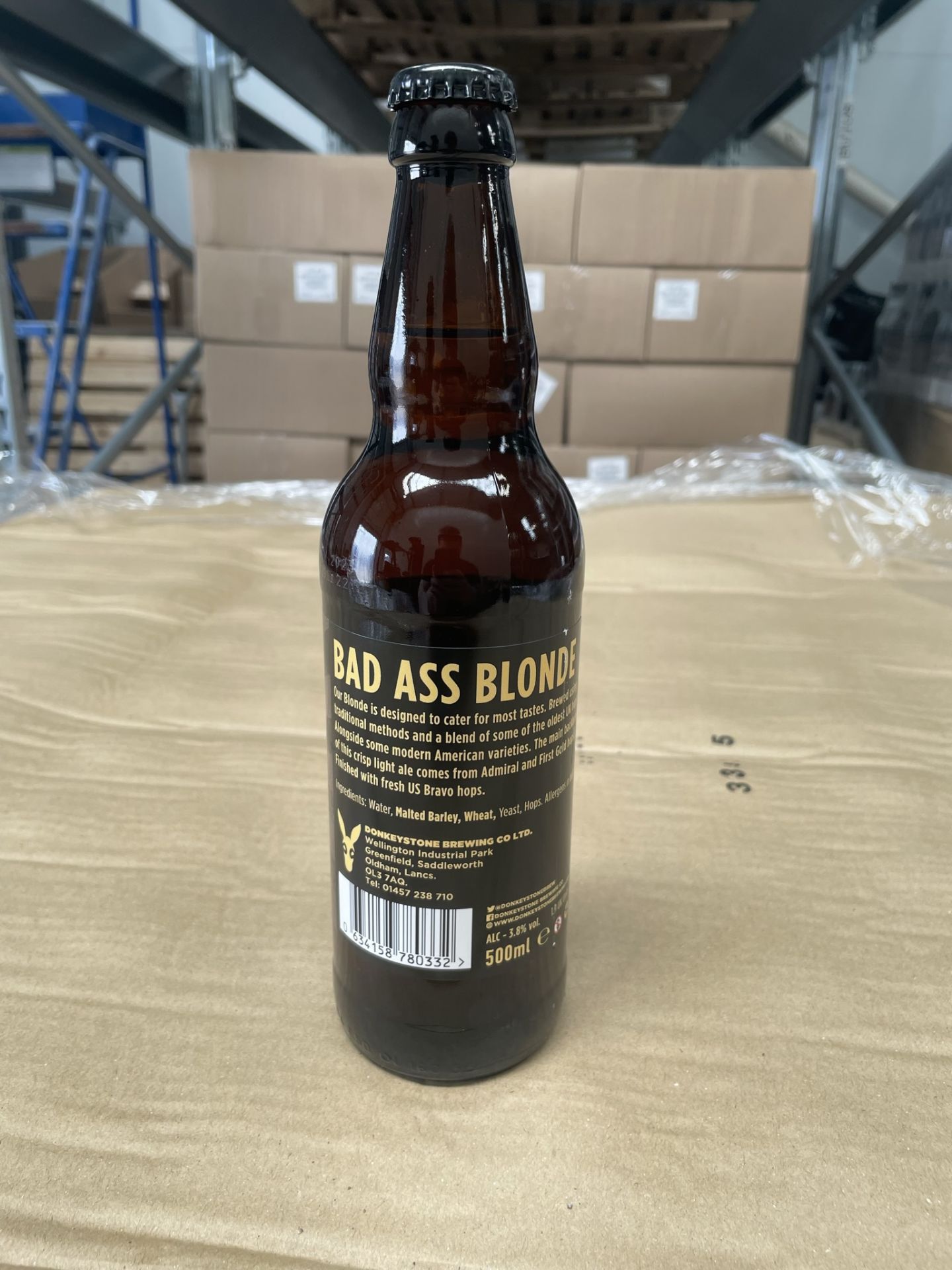 Approximately 864 x 500ml Bottles of DonkeyStone Brewing Co 'Bad Ass Blonde' Blone Ale | BB: Nov 202 - Bild 2 aus 3