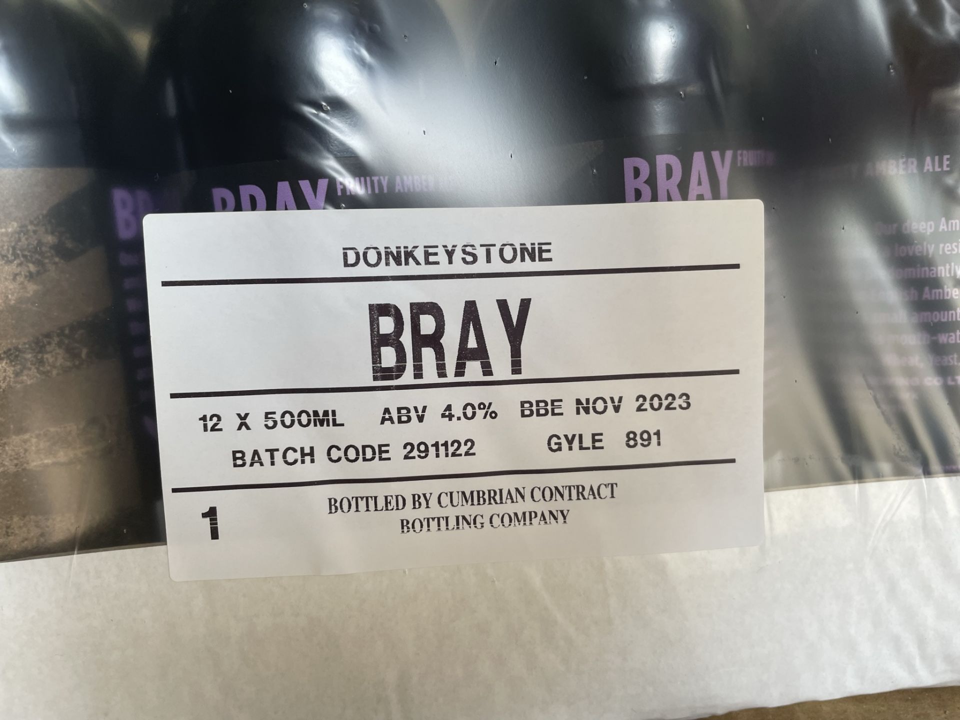 Approximately 480 x 500ml Bottles of Donkeystone Brewing Co 'Bray' Fruity Amber Ale | BB: Nov 2023 | - Image 4 of 5