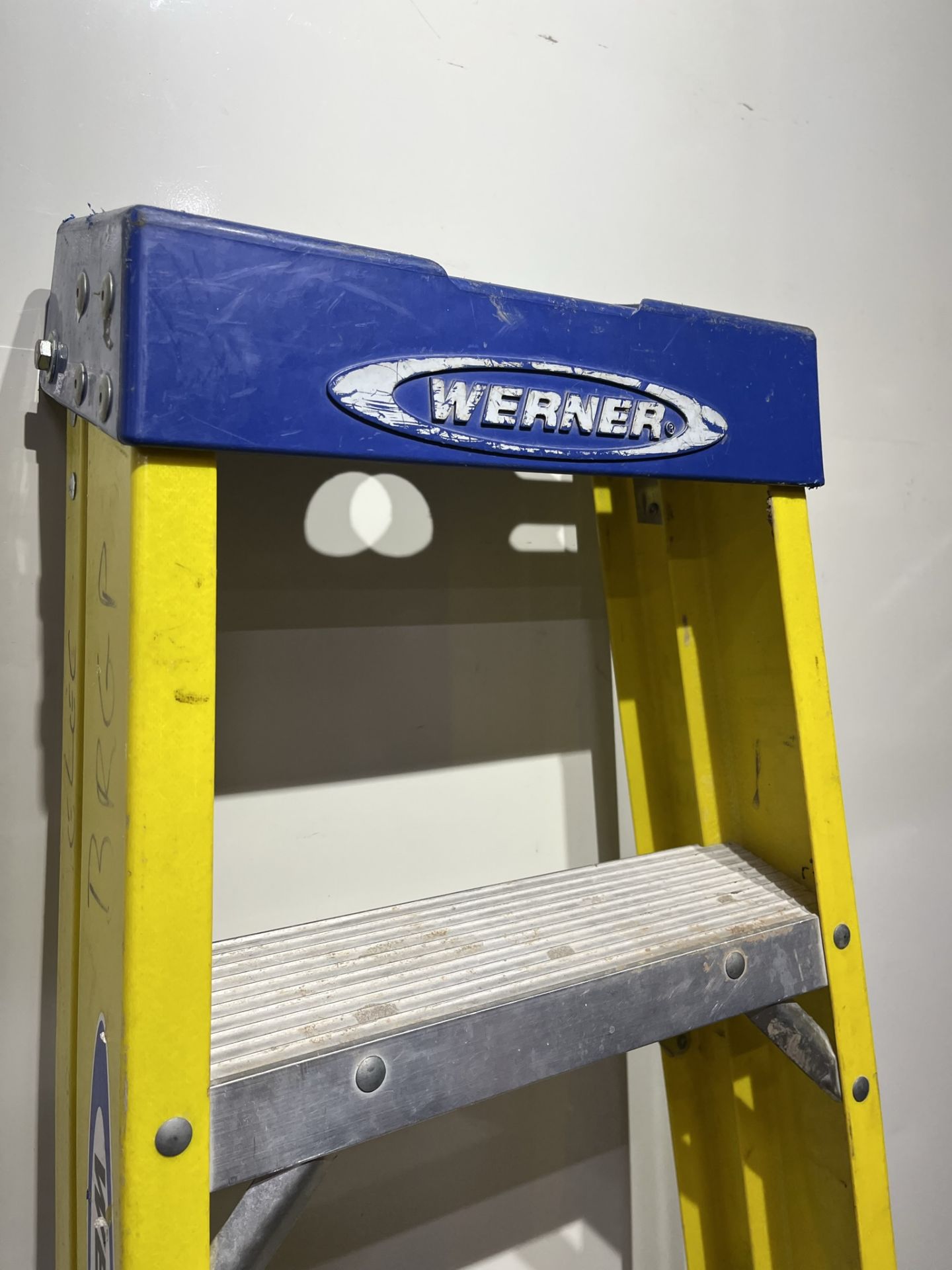 Werner 5T EN131 Swingback GRP Step Ladder - Image 2 of 5