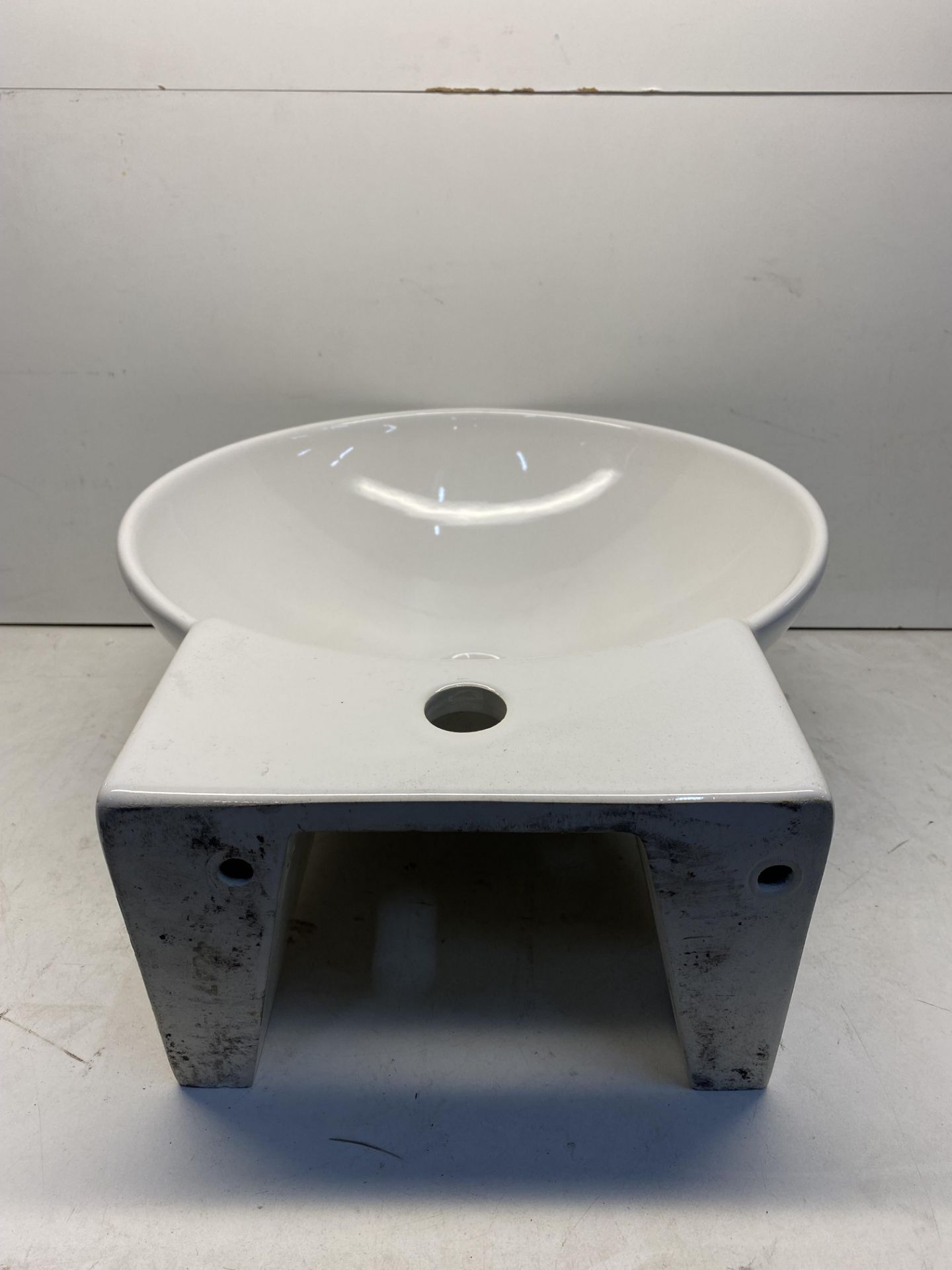 White Oval Ceramic Wash Basin - Bild 3 aus 3