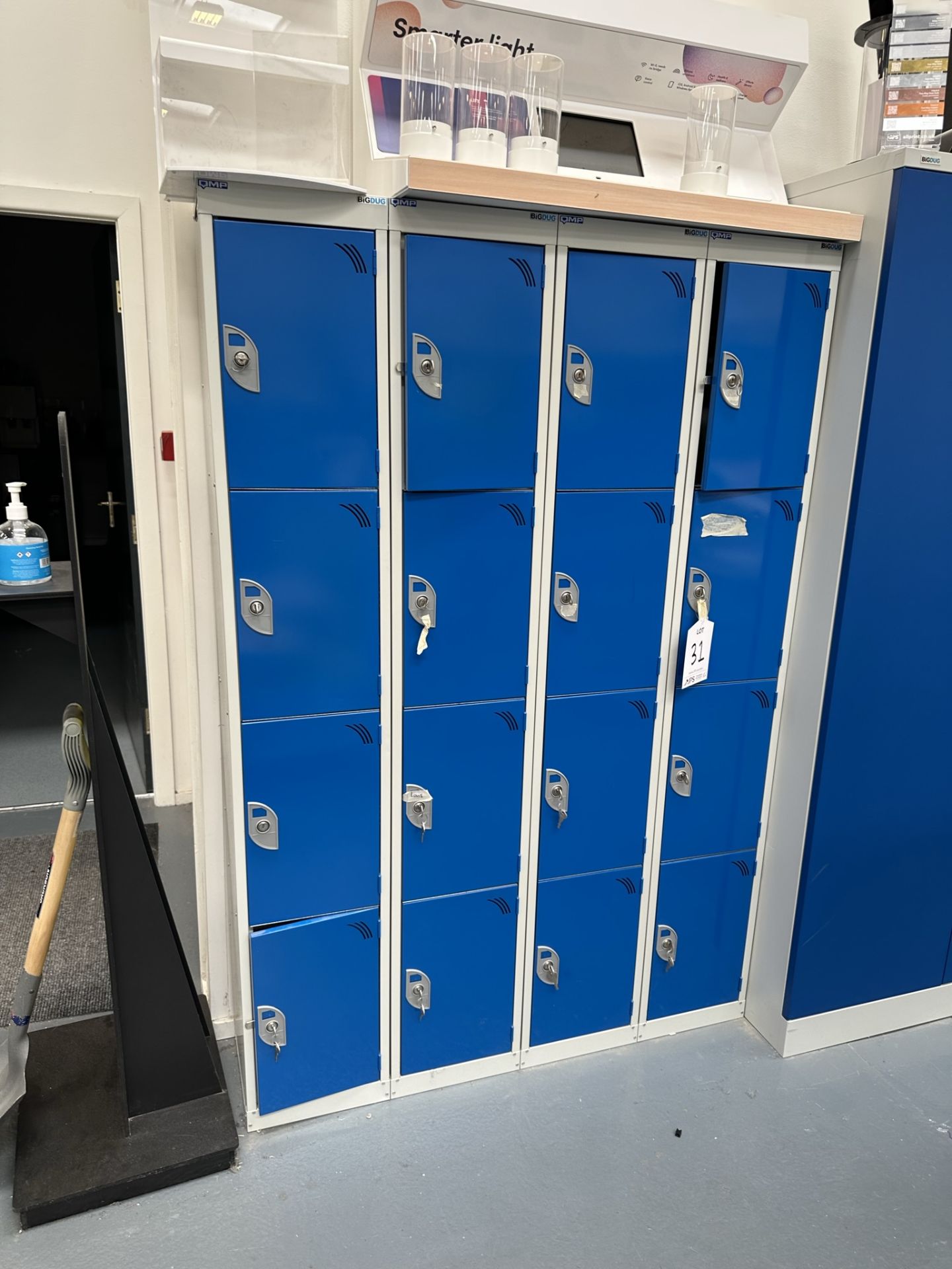 QMP 16 Lockers and Big Dug 2 Door Cupboard - Bild 2 aus 5