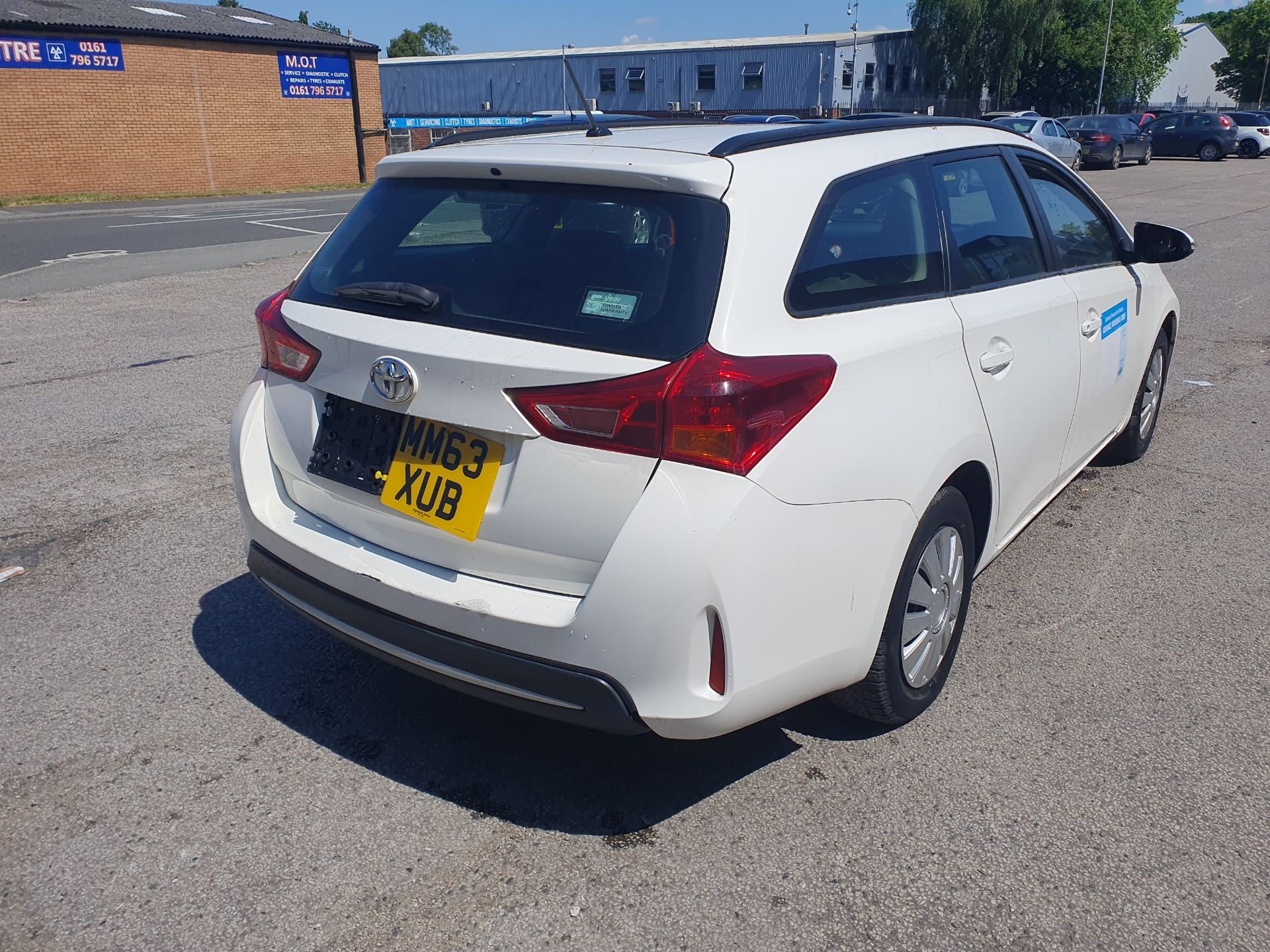 Toyota Auris Estate | White | Diesel | 1364cc | Manual | 6 Speed | MM63 XUB - Image 5 of 10