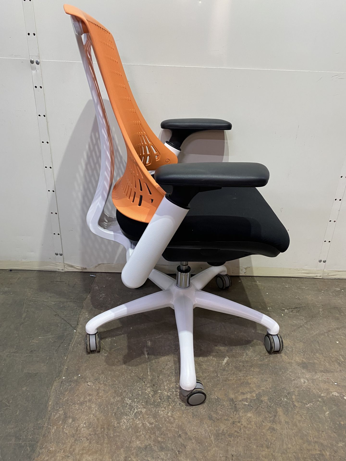 5 x Fabric Office Chairs on Wheels - Image 3 of 4