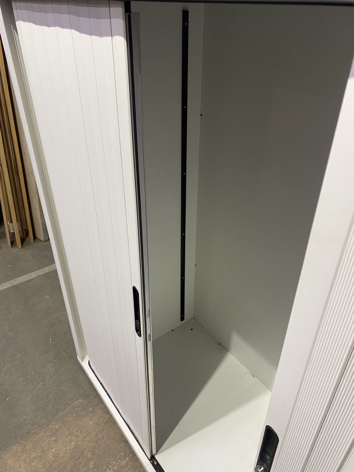 Metal Storage Cupboard - Missing Key * Door Doesn’t Open Properly* - Bild 5 aus 8