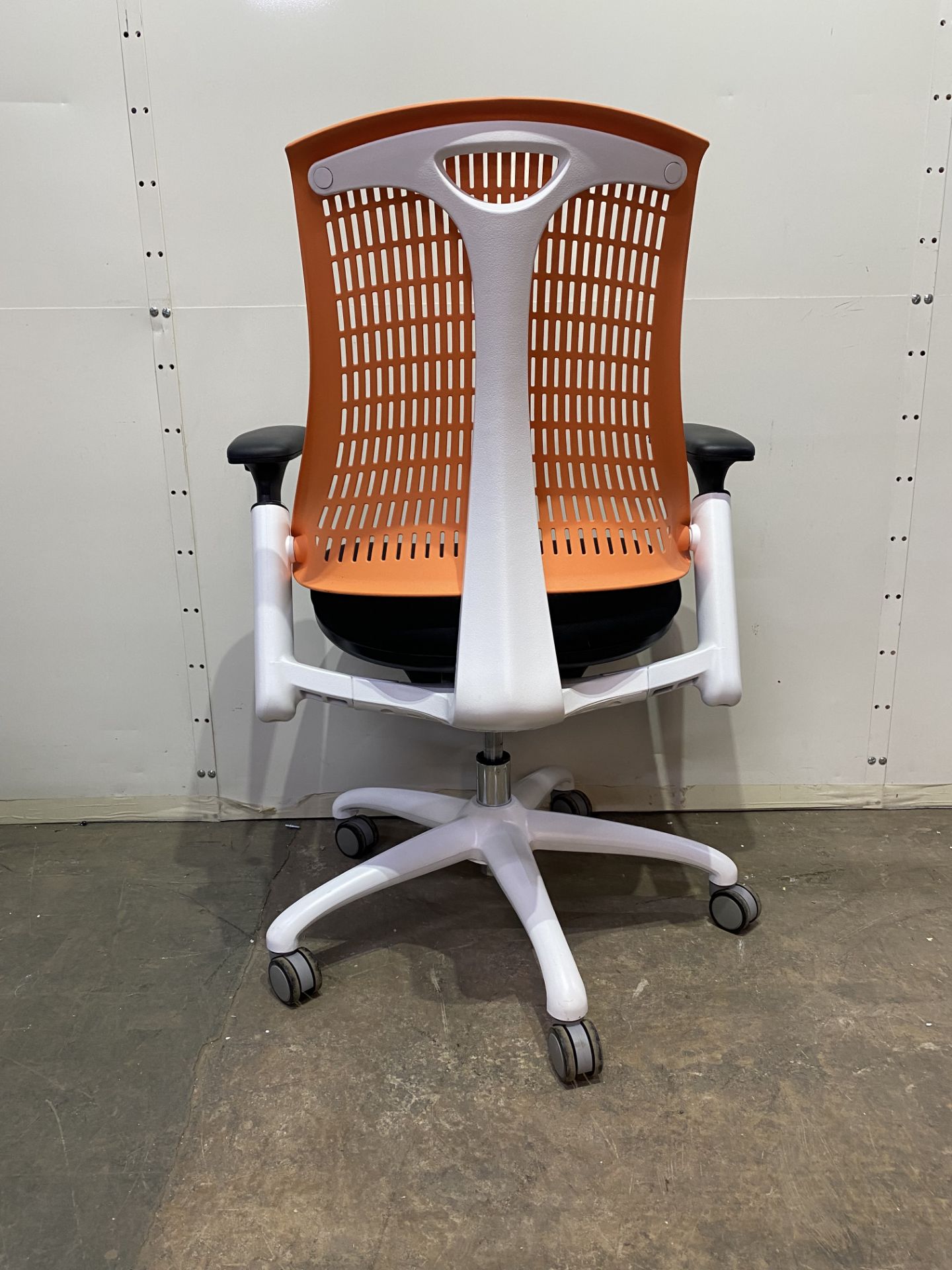 5 x Fabric Office Chairs on Wheels - Image 4 of 4