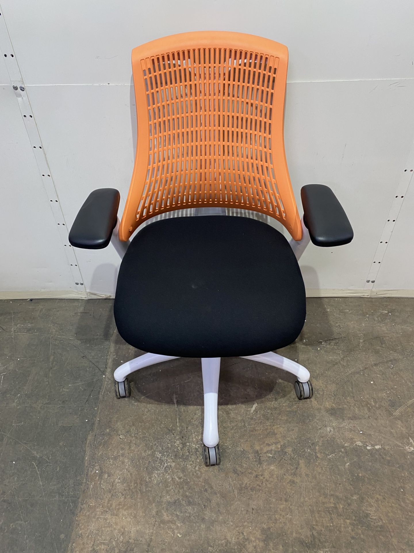 5 x Fabric Office Chairs on Wheels - Image 2 of 4