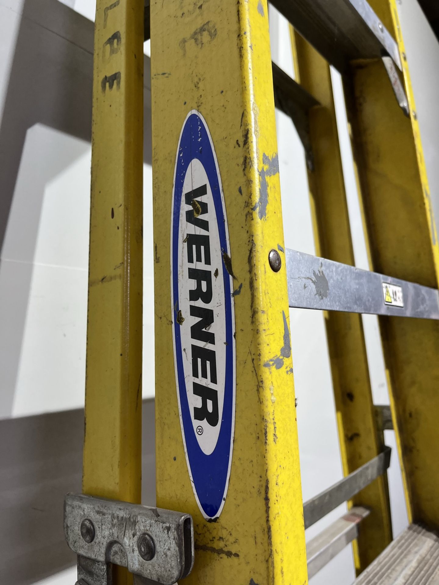 Werner 8THDFG Swing Back Step Ladder - Image 3 of 6