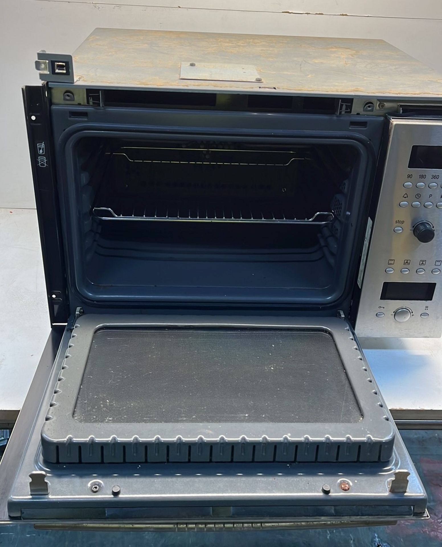 Unbranded Microwave Oven - Image 3 of 5