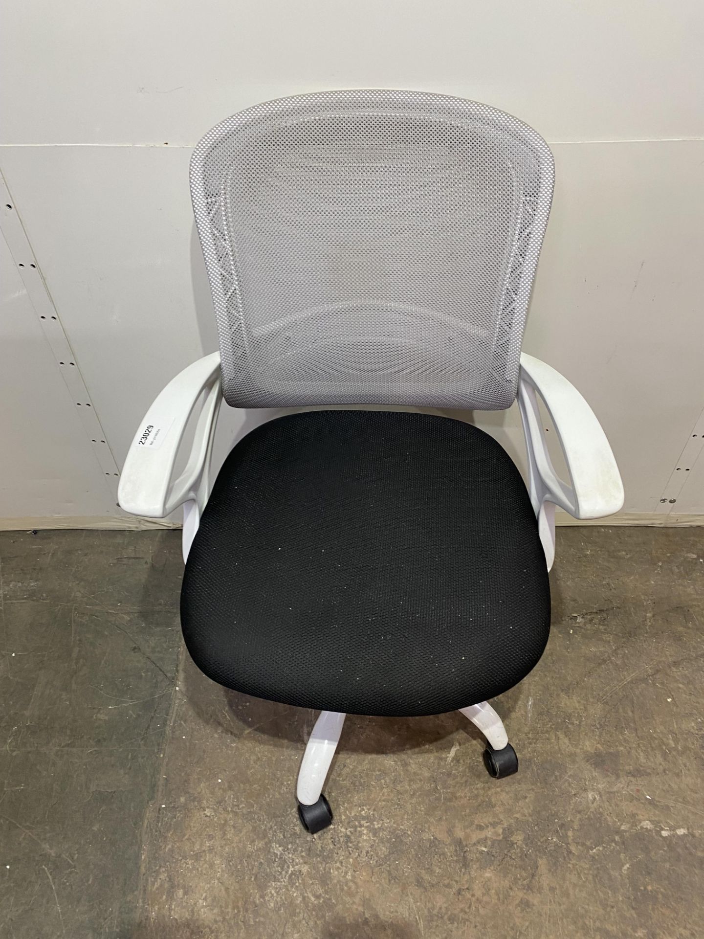 14 x White / Black Office Chairs - Image 2 of 4