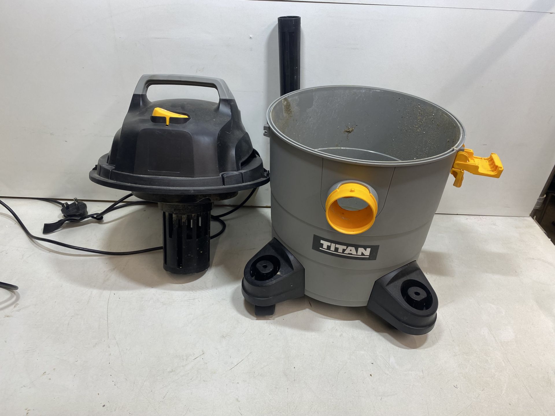 Titan TTB774VAC 1300w 16Ltr Wet & Dry Vacuum 220 - 240v *Missing Hose* - Bild 5 aus 7