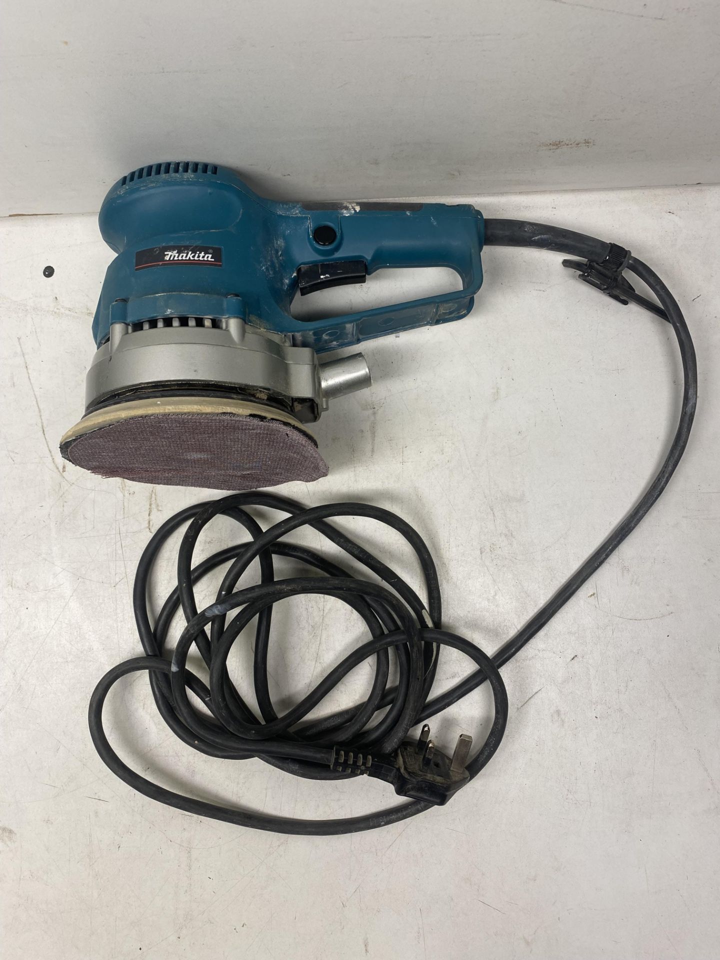 MAKITA BO6030 150MM ELECTRIC RANDOM ORBIT SANDER - Image 3 of 10