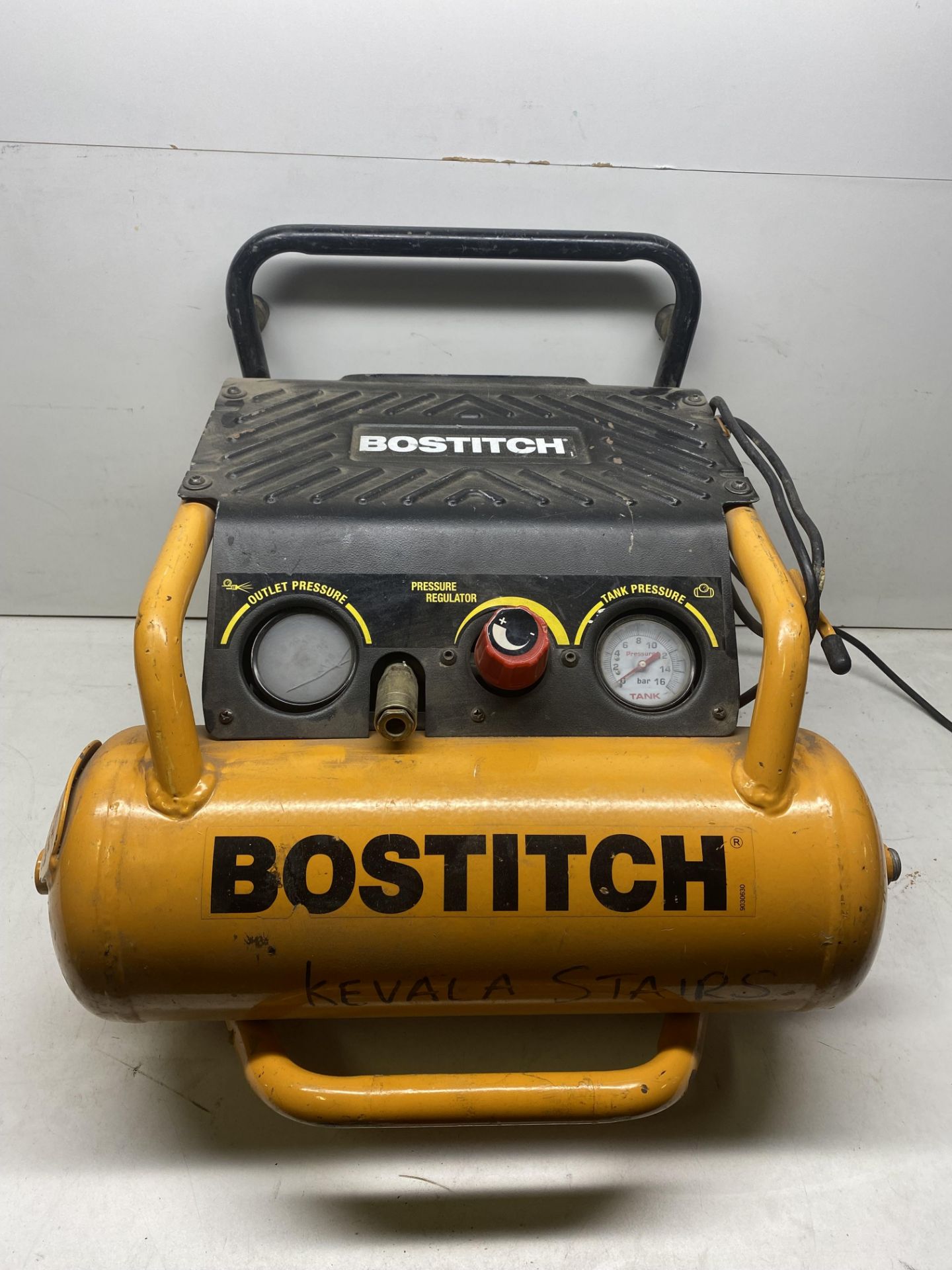 Bostitch Ol227/10 Roll Cage Compressor 10 Litre - Image 2 of 11