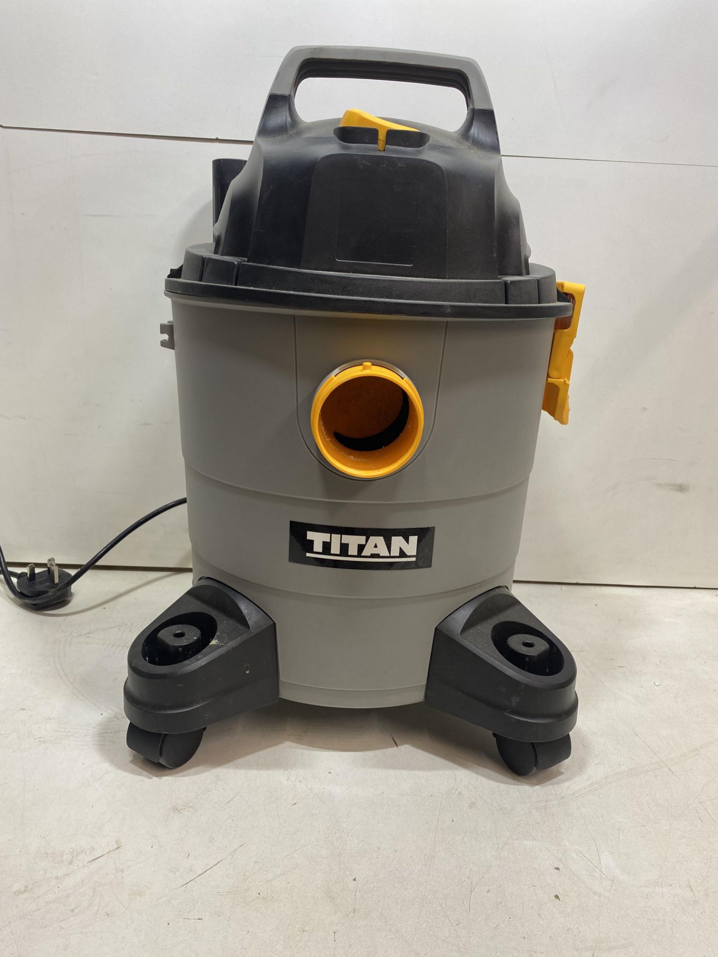 Titan TTB774VAC 1300w 16Ltr Wet & Dry Vacuum 220 - 240v *Missing Hose* - Bild 2 aus 7