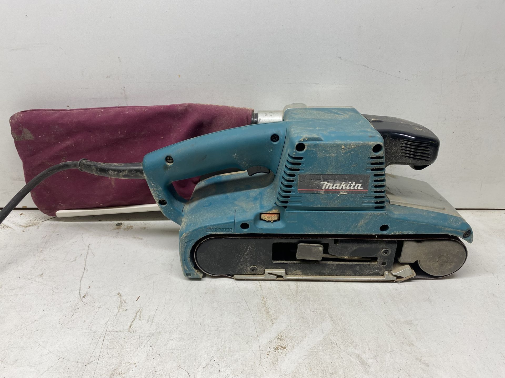 MAKITA 9404 240v Belt sander - 100mm x 610mm belt - Image 2 of 7