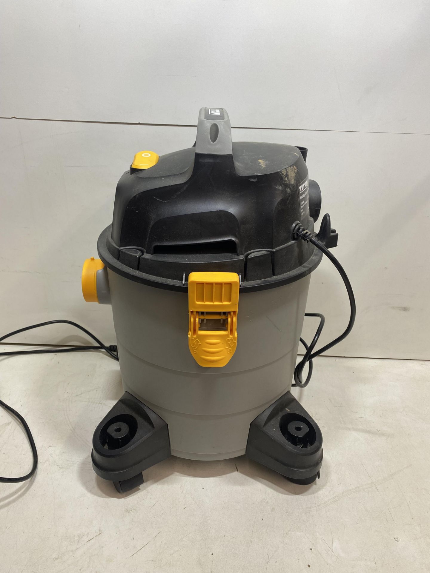 Titan TTB774VAC 1300w 16Ltr Wet & Dry Vacuum 220 - 240v *Missing Hose* - Bild 4 aus 7