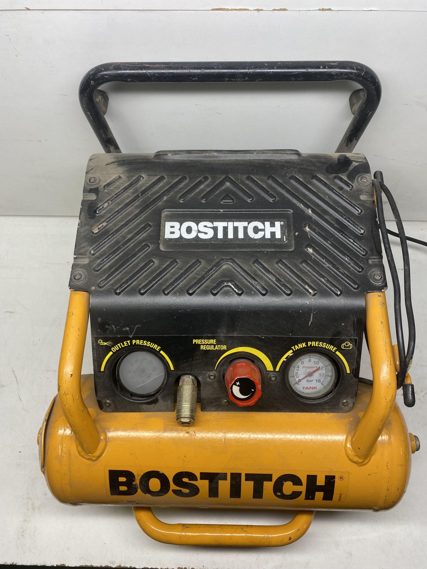 Bostitch Ol227/10 Roll Cage Compressor 10 Litre - Image 4 of 11