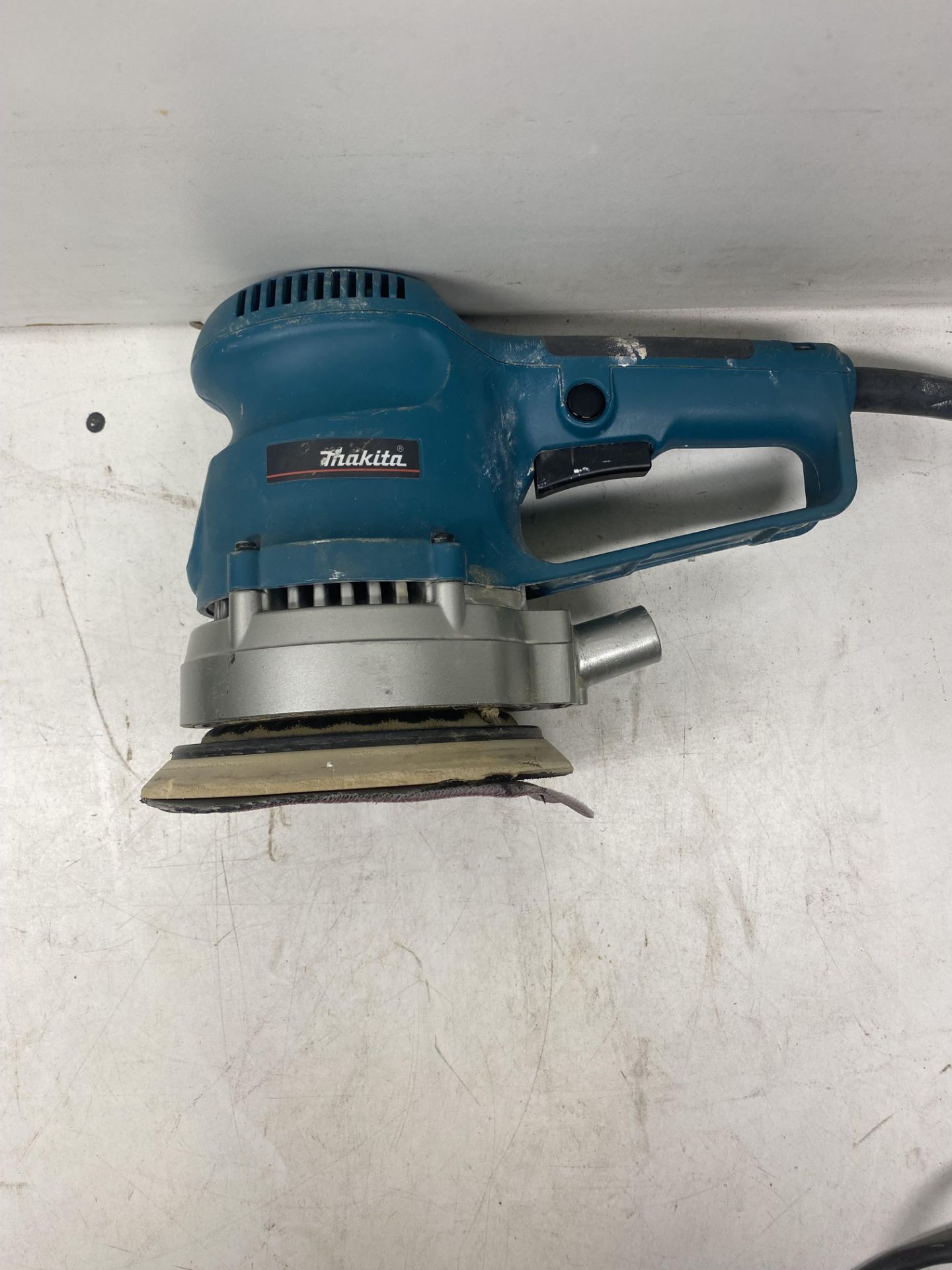 MAKITA BO6030 150MM ELECTRIC RANDOM ORBIT SANDER - Image 4 of 10