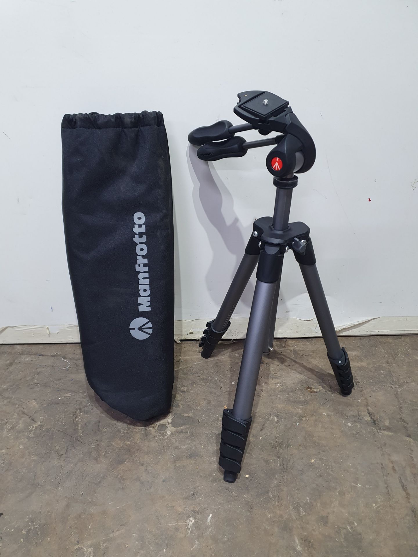 Monfrotto Extendable Camera Tripod with Carry Bag - Image 2 of 7