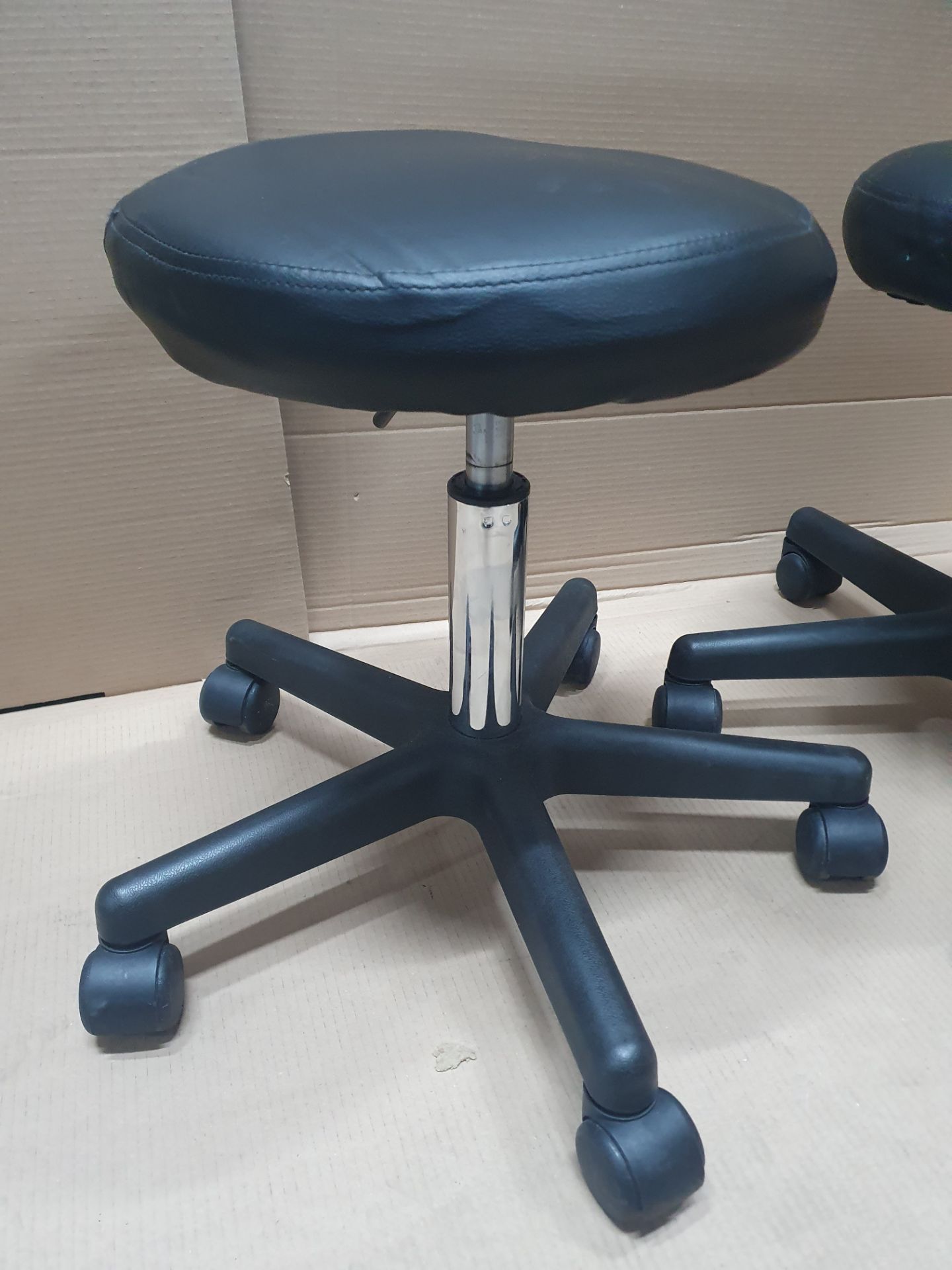 2 x Height Adjustable Stools, Black Leather Effect Cushion on Wheels - Bild 2 aus 4