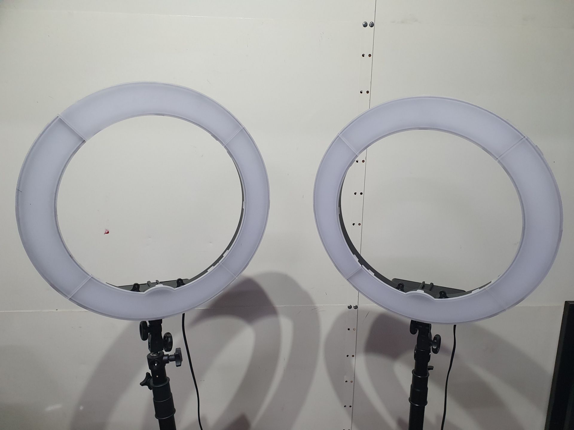 2 x Neewer Ring Lights - Image 4 of 9