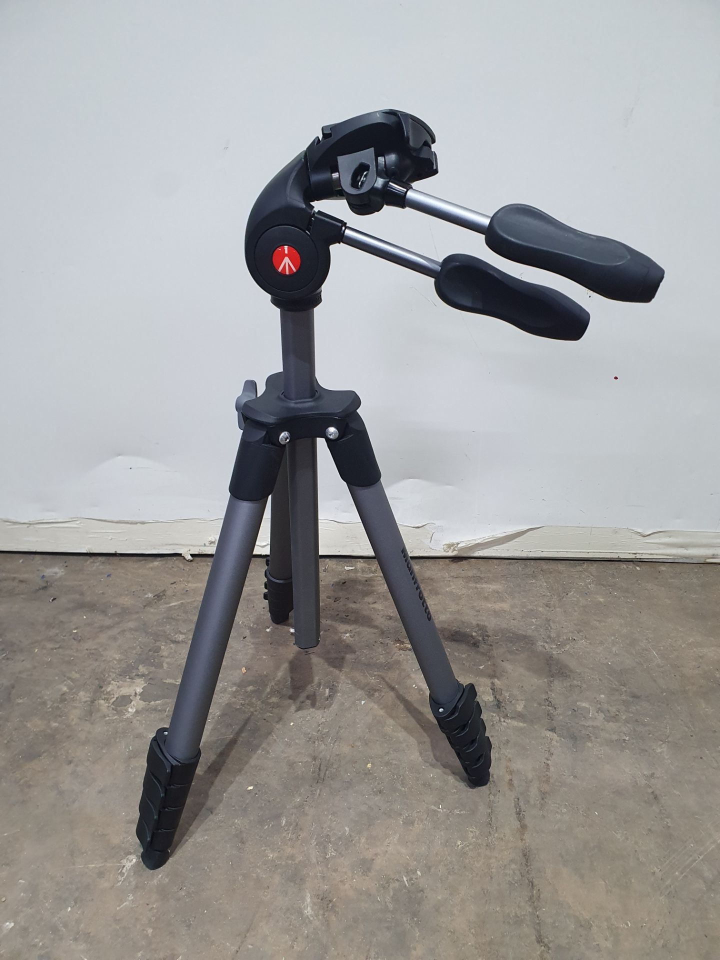 Monfrotto Extendable Camera Tripod with Carry Bag - Image 3 of 7