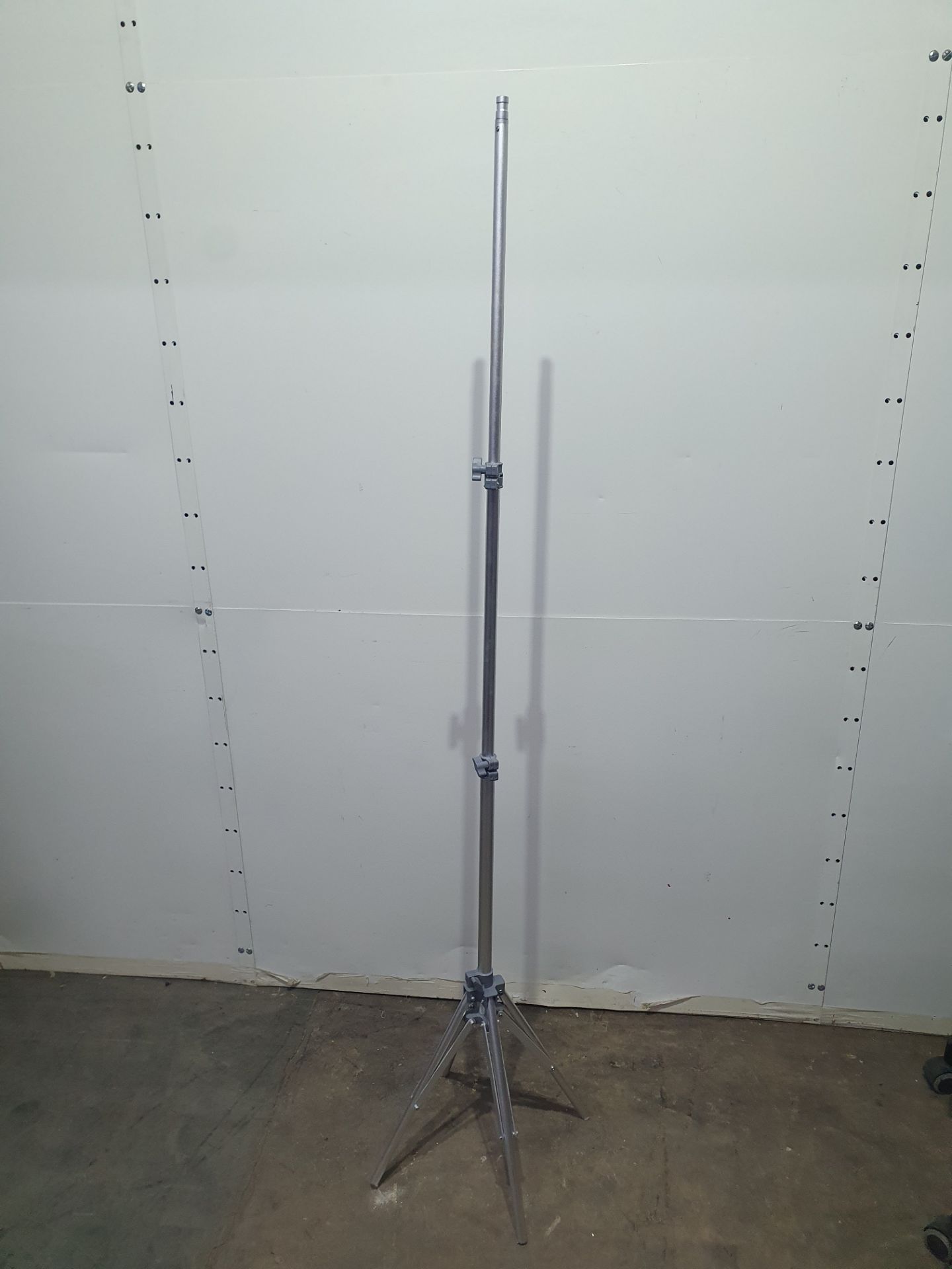 Metal Tripod Extendable to 168cm - Image 3 of 4