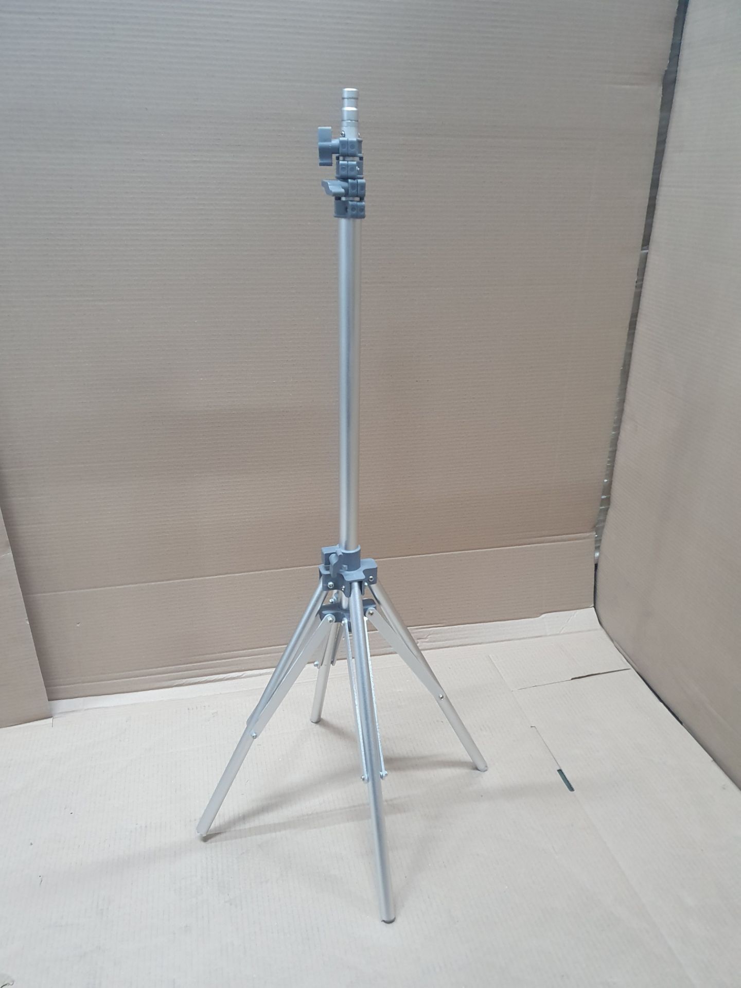 Metal Tripod Extendable to 168cm - Image 2 of 4