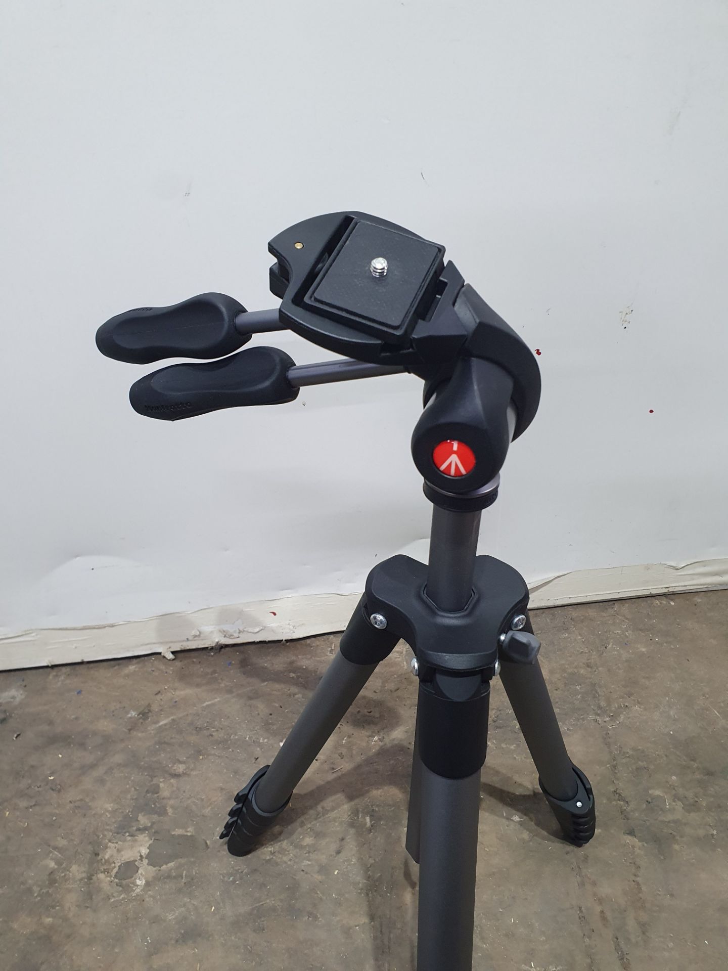 Monfrotto Extendable Camera Tripod with Carry Bag - Image 6 of 7