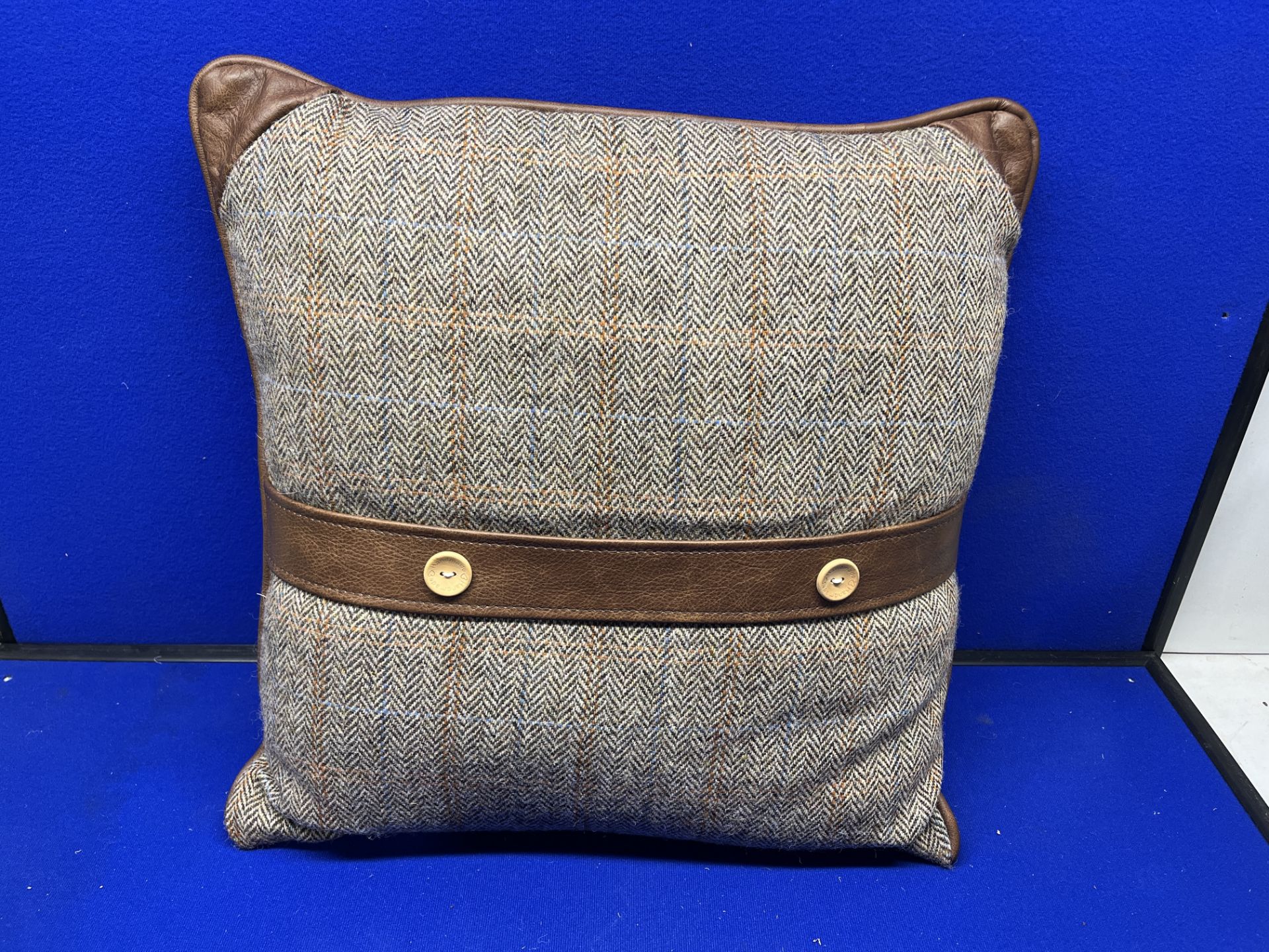 7 x Various Sized Cushions - As Pictured - Image 2 of 7