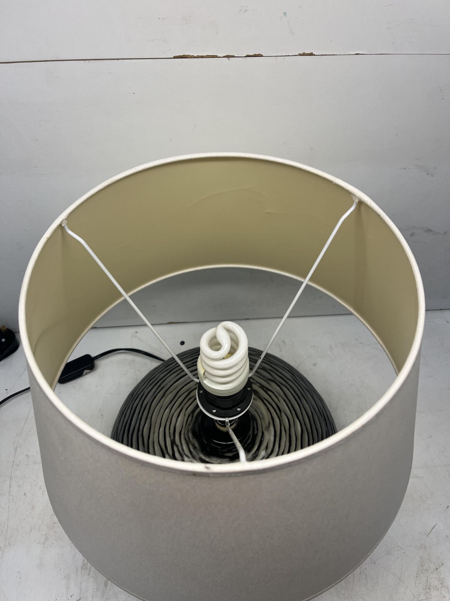 Circular Ceramic Table Lamp - Image 3 of 4