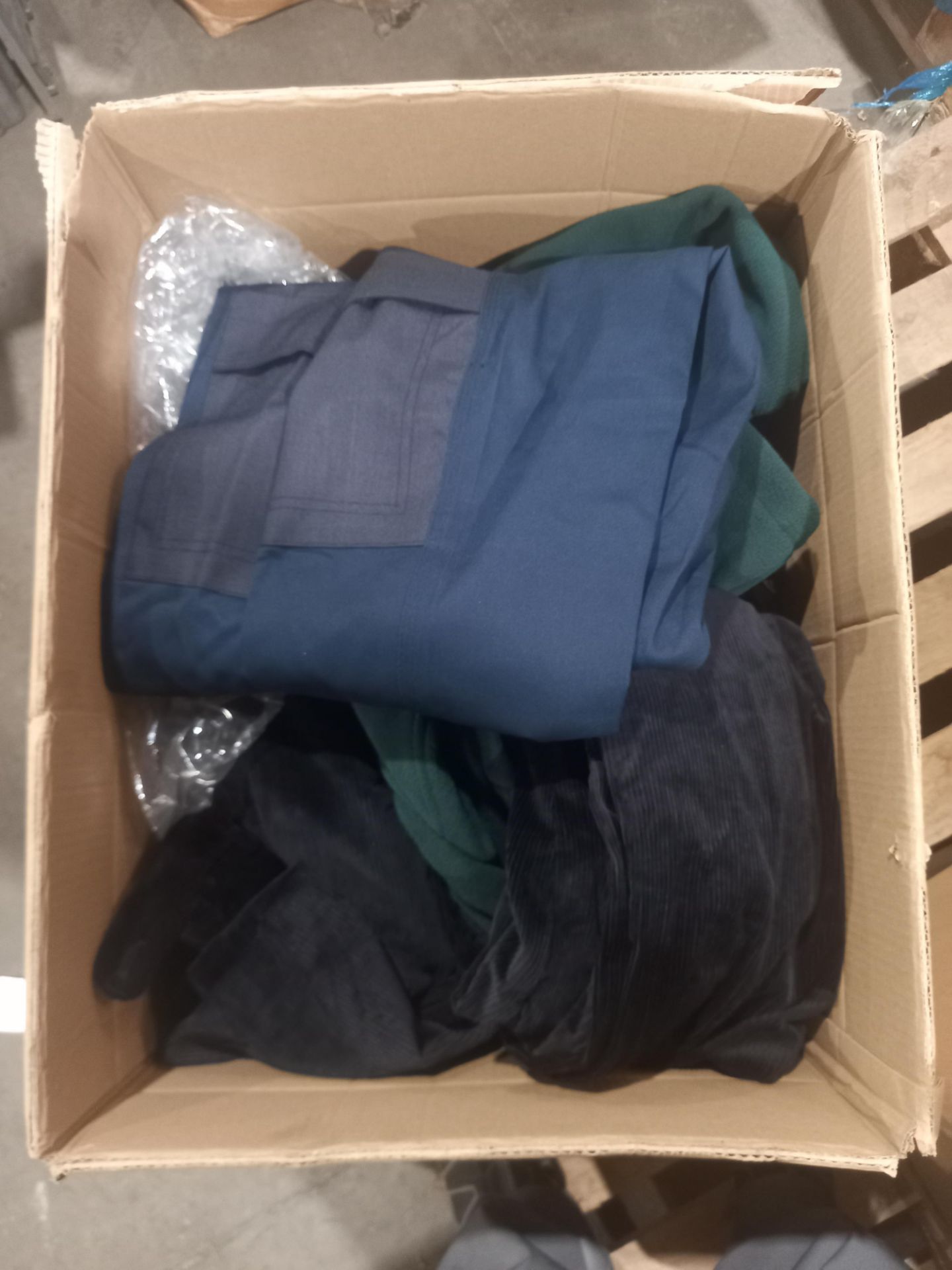Mixed Lot of Workwear - 8 x M Jackets, 6 x XL Jackets, Fleece Jumpers, Socks - Image 5 of 7