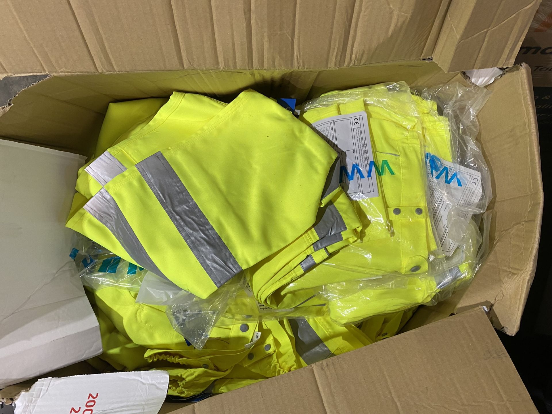 7 x Boxes Various Hi-Vis Workwear - Incl. Jackets, Vests, T-Shirts, Trousers - Image 18 of 18