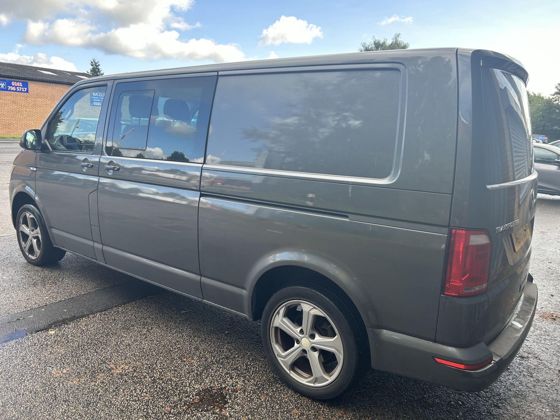 Volkswagen Transporter T32 H-LN TDIB Van w/ Side Windows | MJ16 OSV | 57,978 Miles - Image 4 of 17