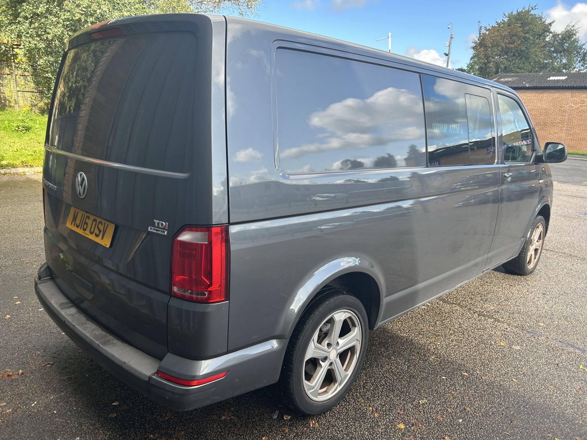 Volkswagen Transporter T32 H-LN TDIB Van w/ Side Windows | MJ16 OSV | 57,978 Miles - Image 6 of 17