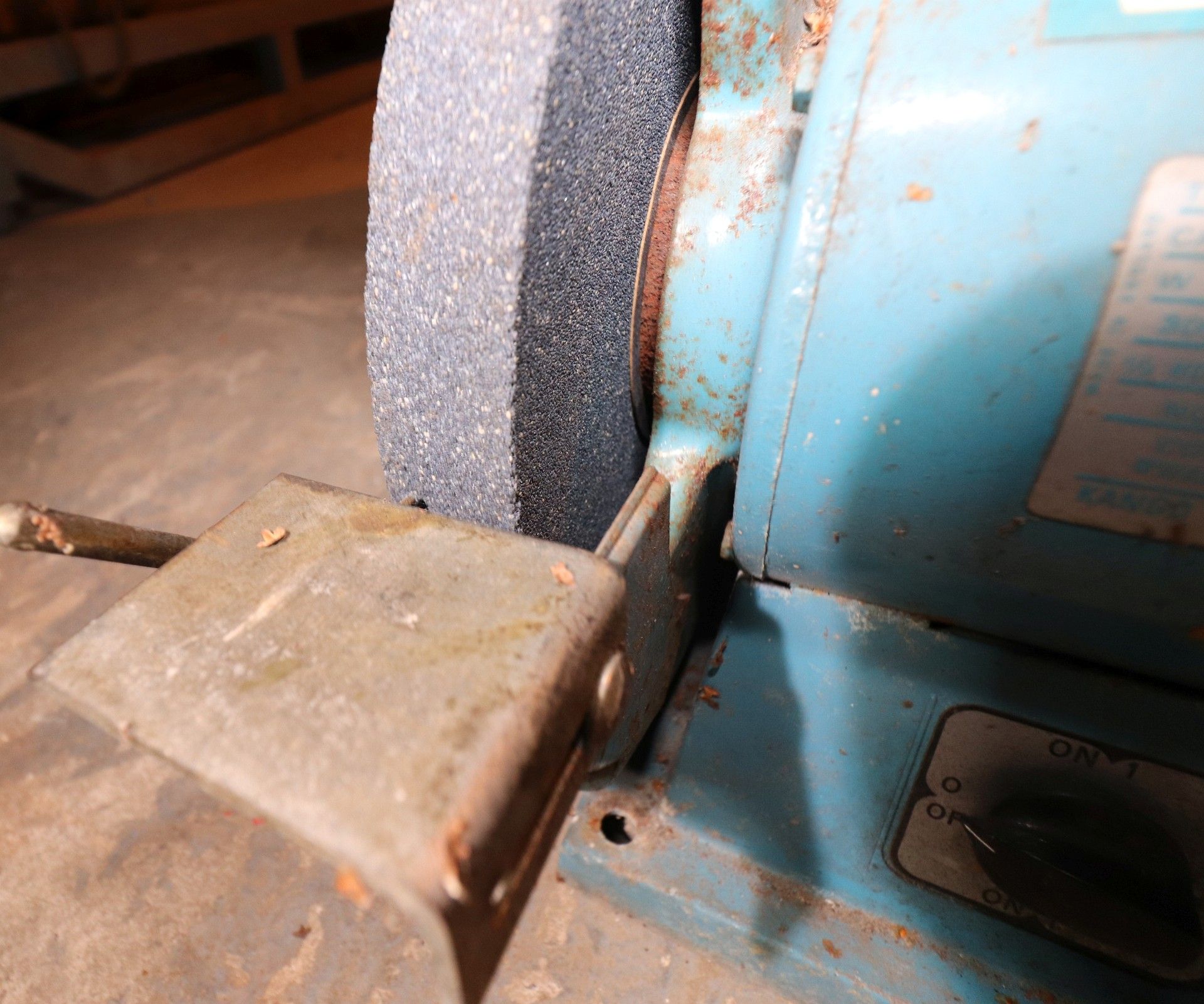 Wolf Bench Grinder - Image 2 of 4