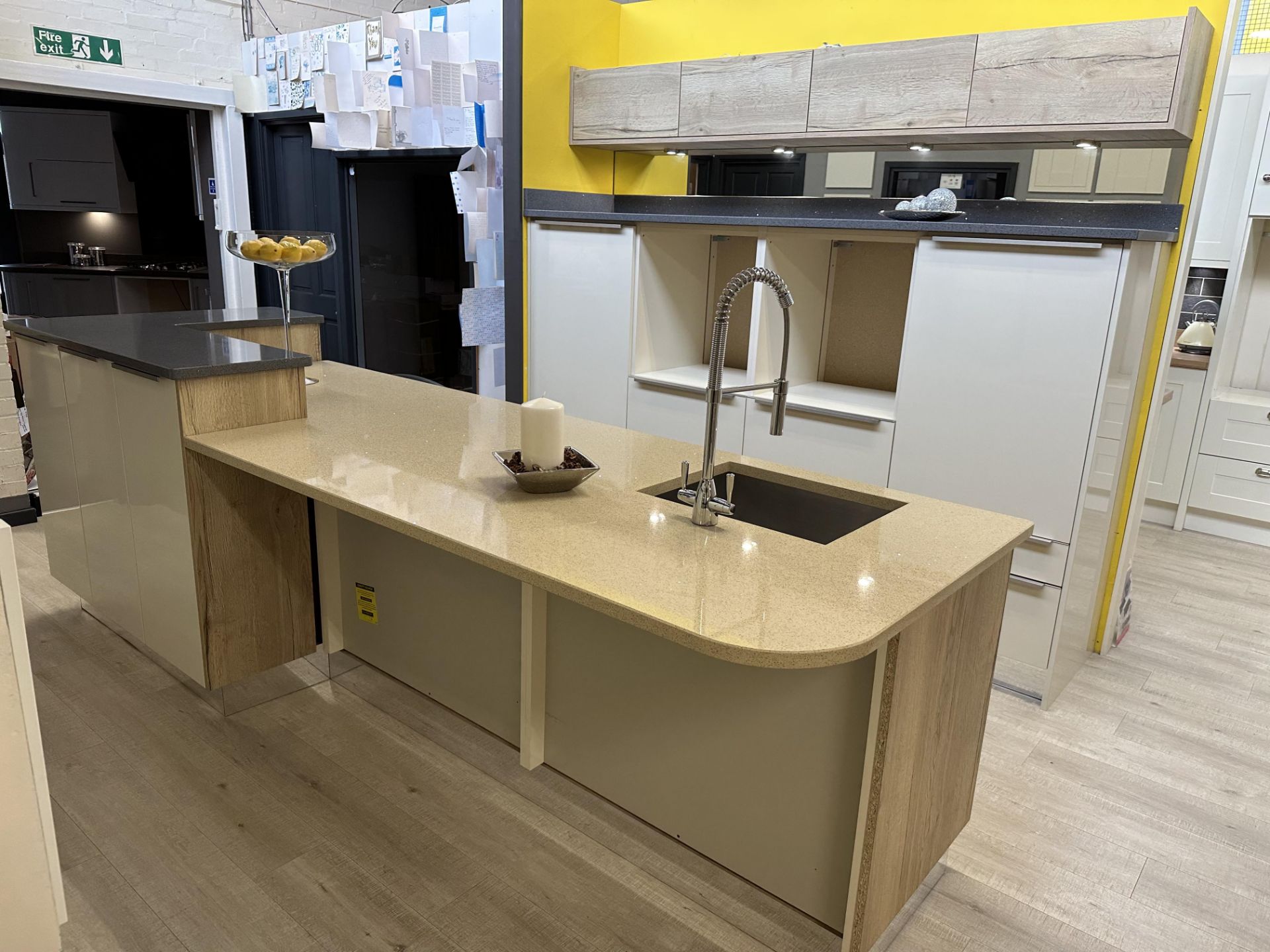 Omega Red Rose Oak & Gloss Kitchen Display w/ Quartz Worktop - RRP£11,277 - See Pics & Des - Image 9 of 16