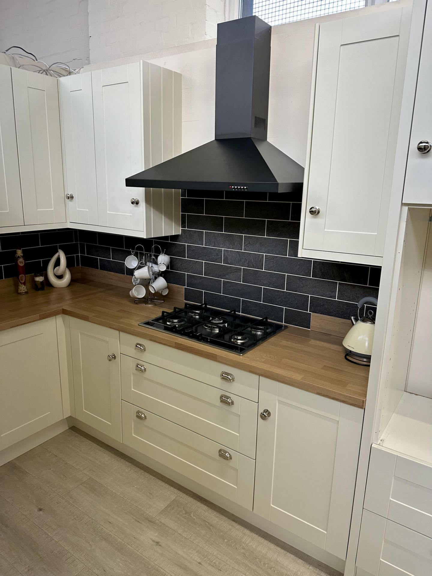 Omega English Rose Kitchen Display w/ Hob, Extractor, Sink & Tap - RRP£11,866 - See Pics & Desc - Image 5 of 25