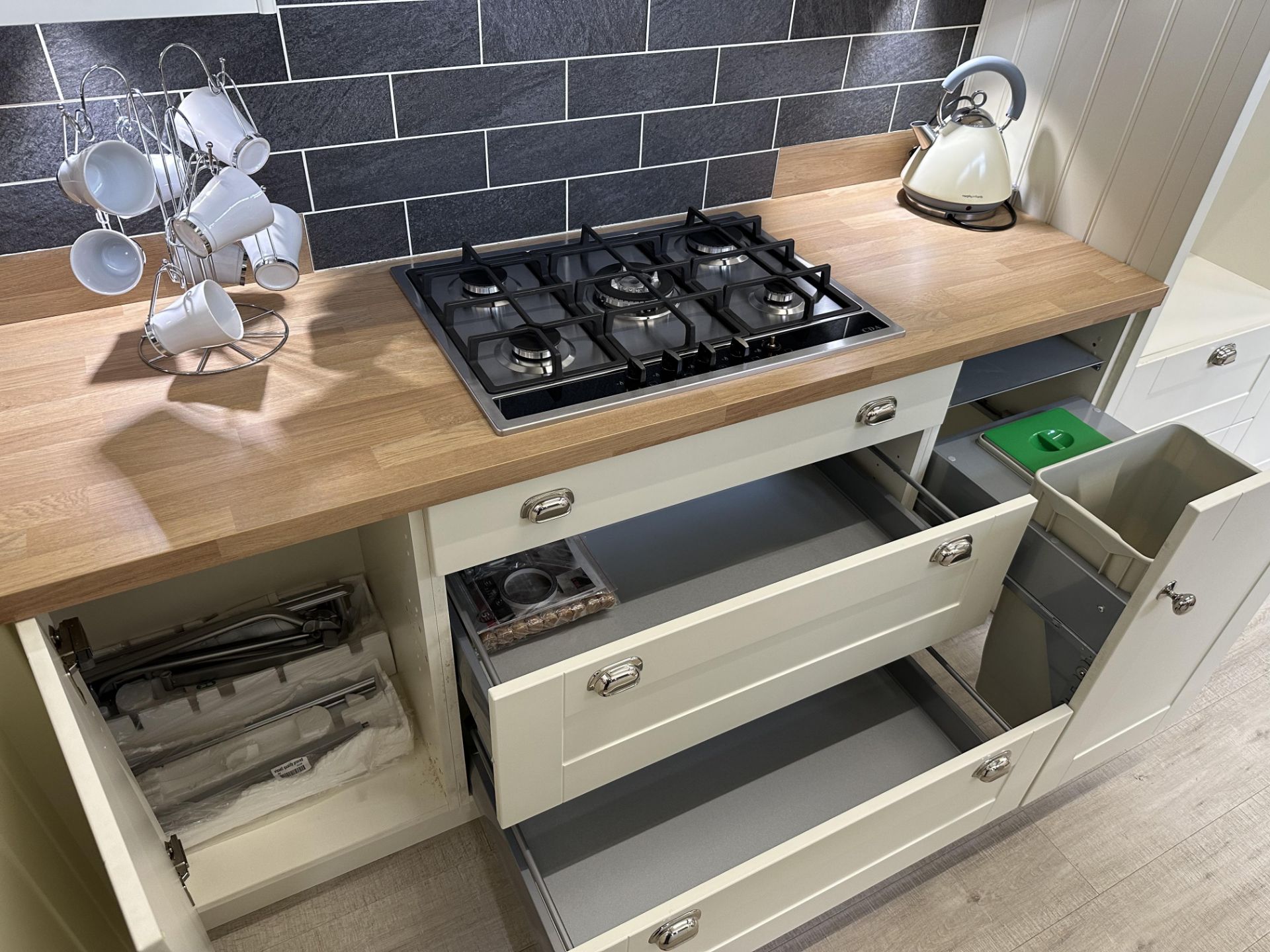Omega English Rose Kitchen Display w/ Hob, Extractor, Sink & Tap - RRP£11,866 - See Pics & Desc - Image 22 of 25